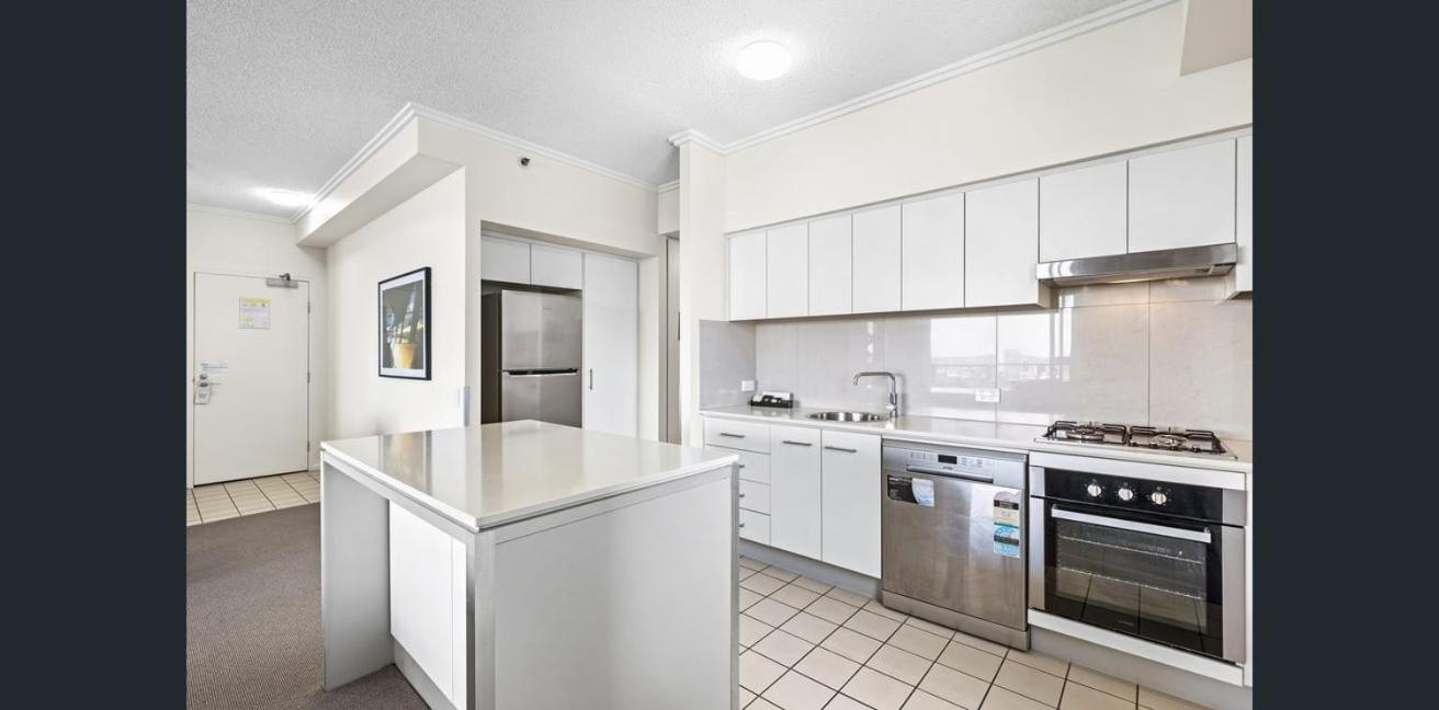 CBD Luxury with River & Botanic Garden Views from Spacious Balcony