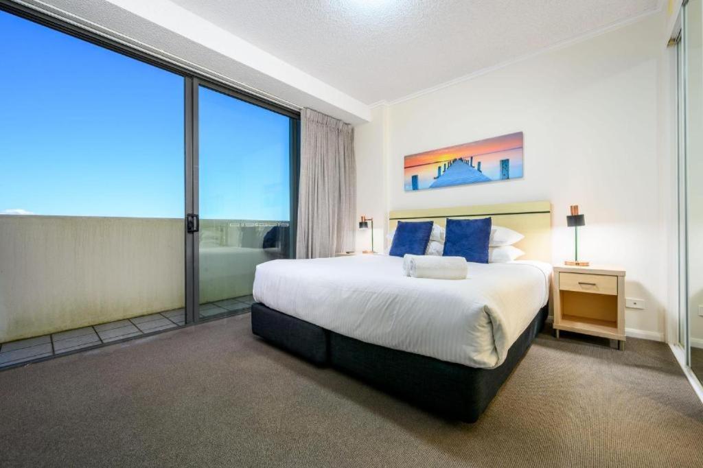 CBD Luxury with River & Botanic Garden Views from Spacious Balcony