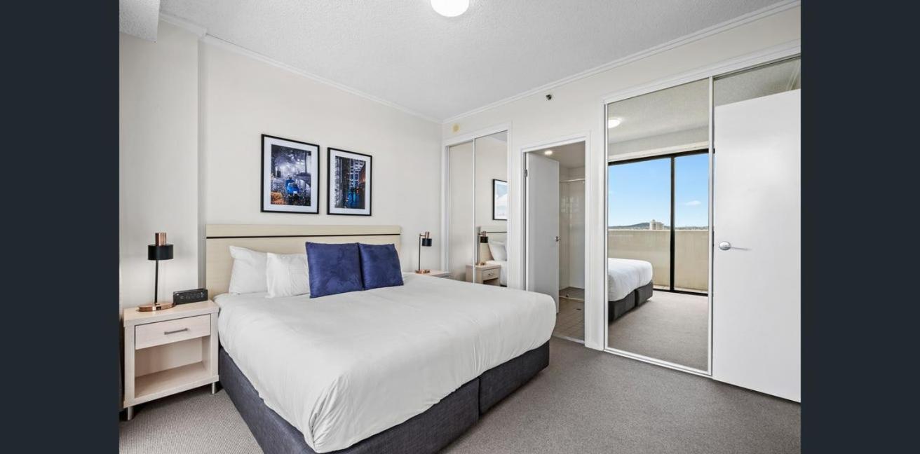 CBD Luxury with River & Botanic Garden Views from Spacious Balcony