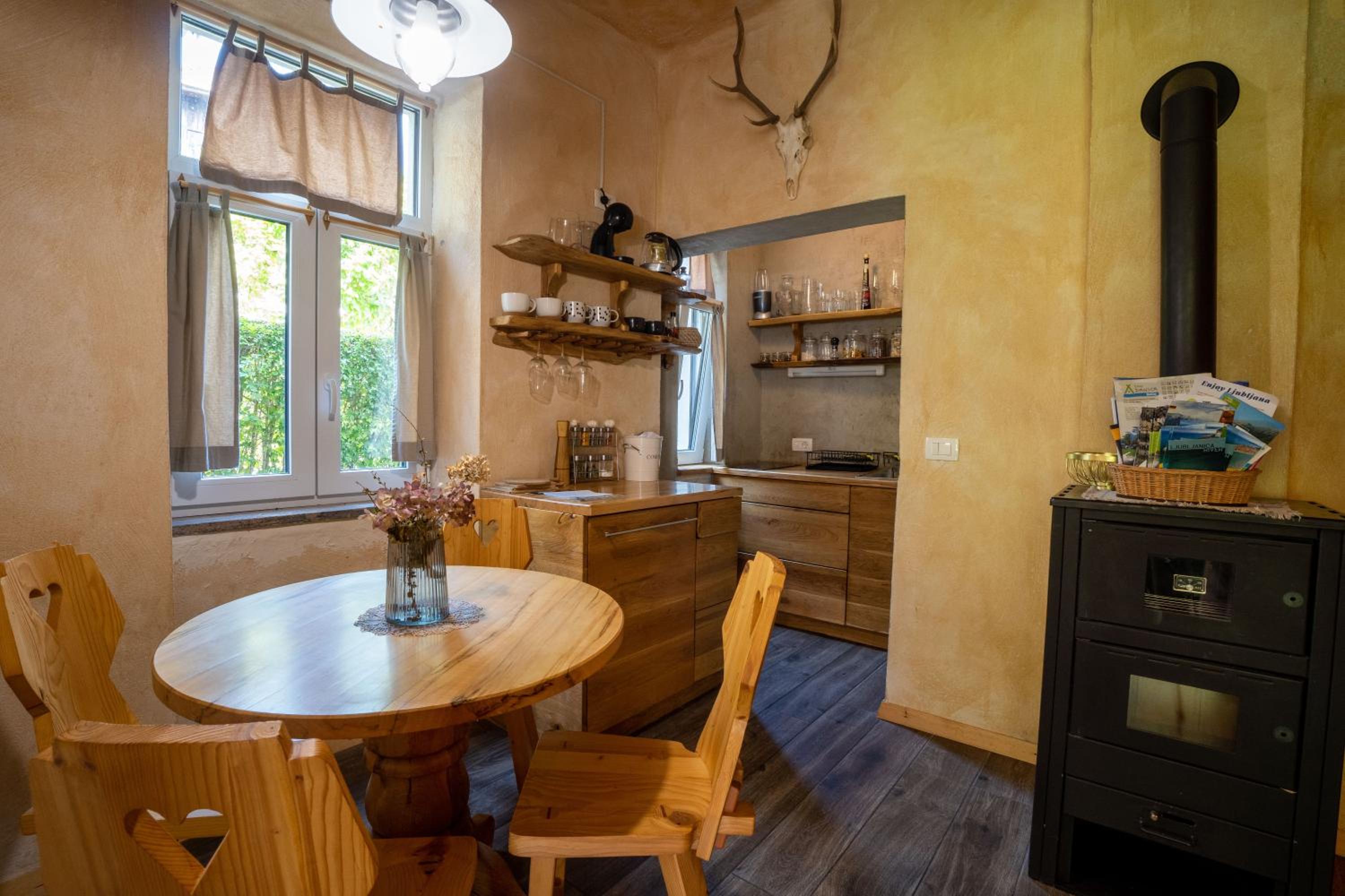 Alpine styled apartment in central BLED view 5