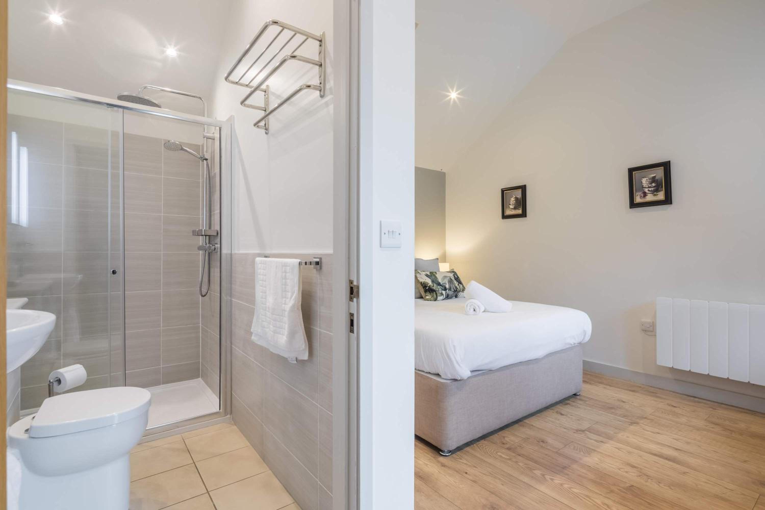 King Deluxe Ensuite with Courtyard View - Venn view 5