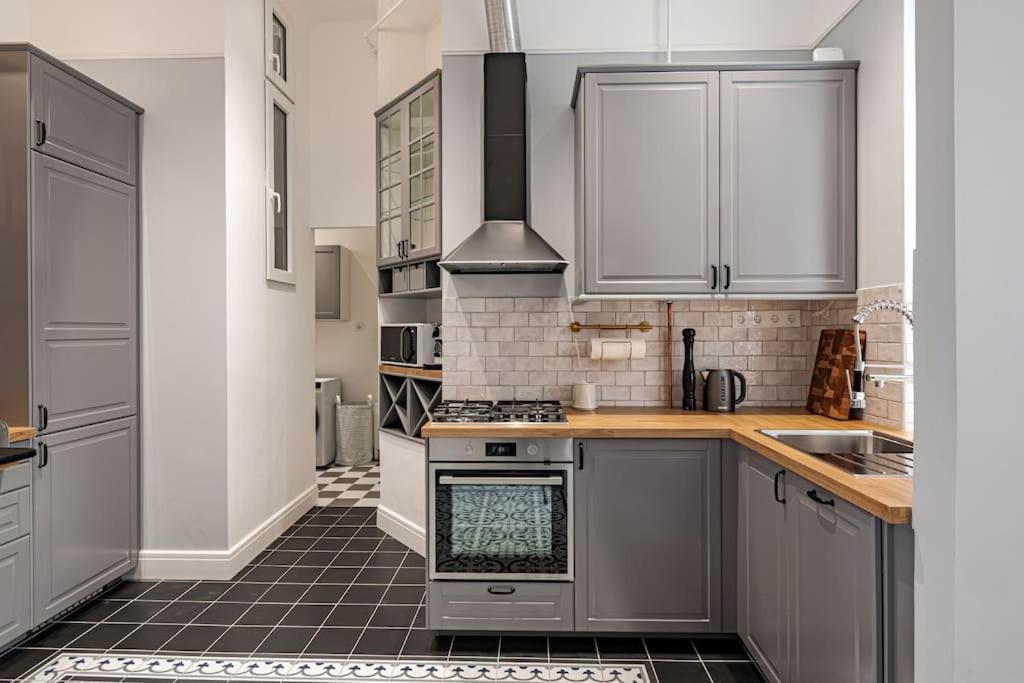 Elegant & Stylish Luxury Living view 3