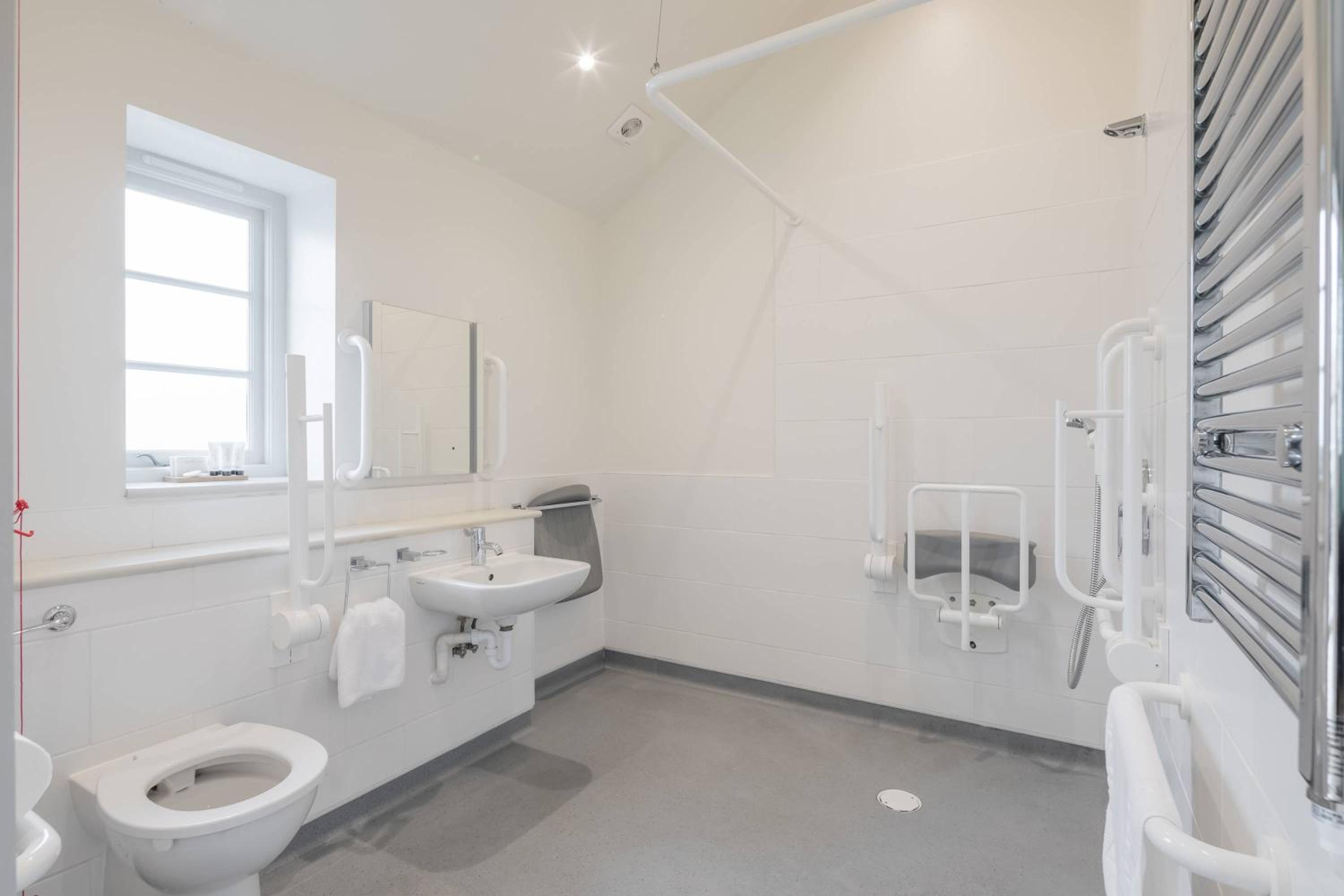 TWIN Deluxe Disabled Access and Wet Room with Courtyard View - Newton view 5