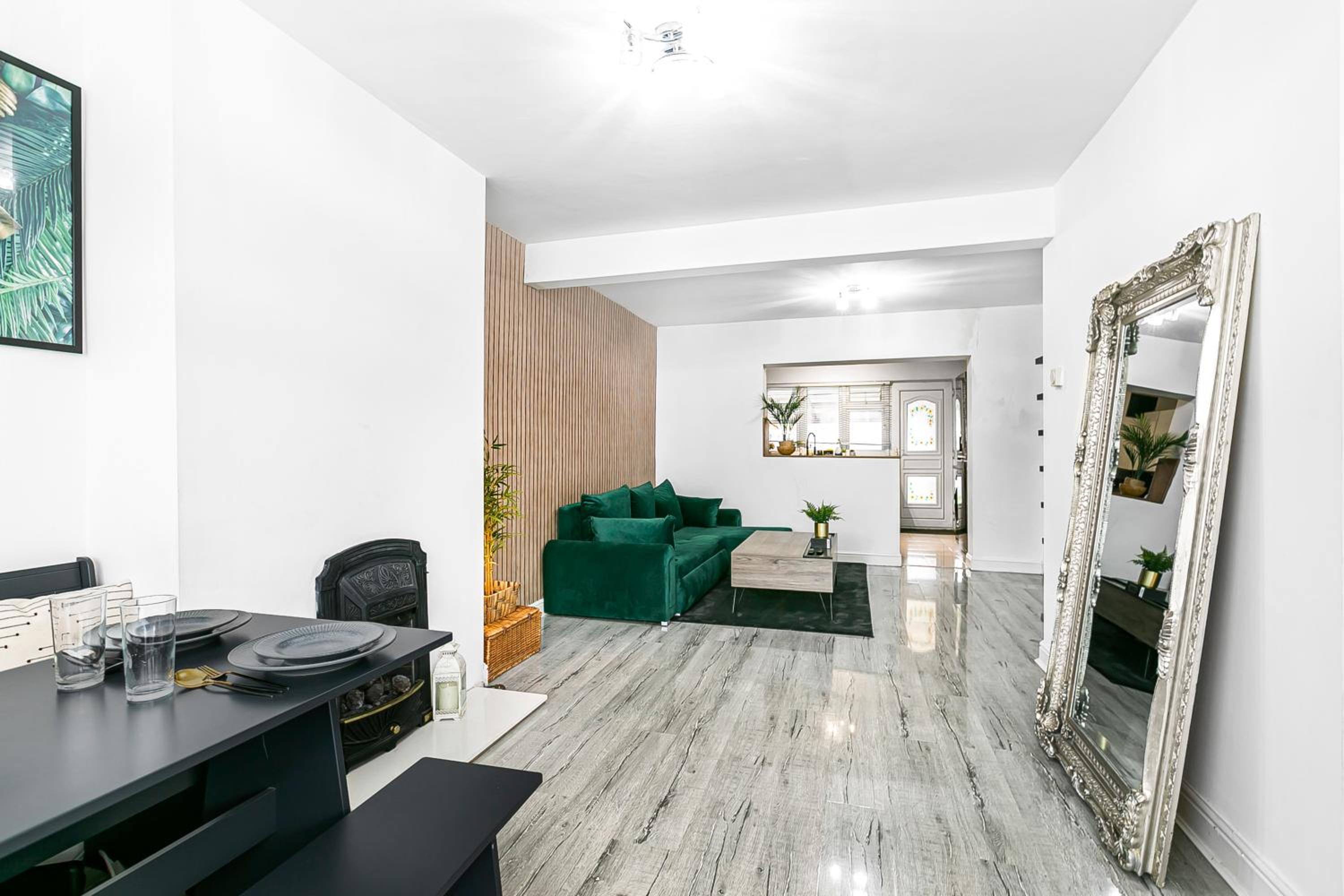 Stylish House With EV Plug In & Free Parking Ping Pong Table With Garden Near Heathrow view 2
