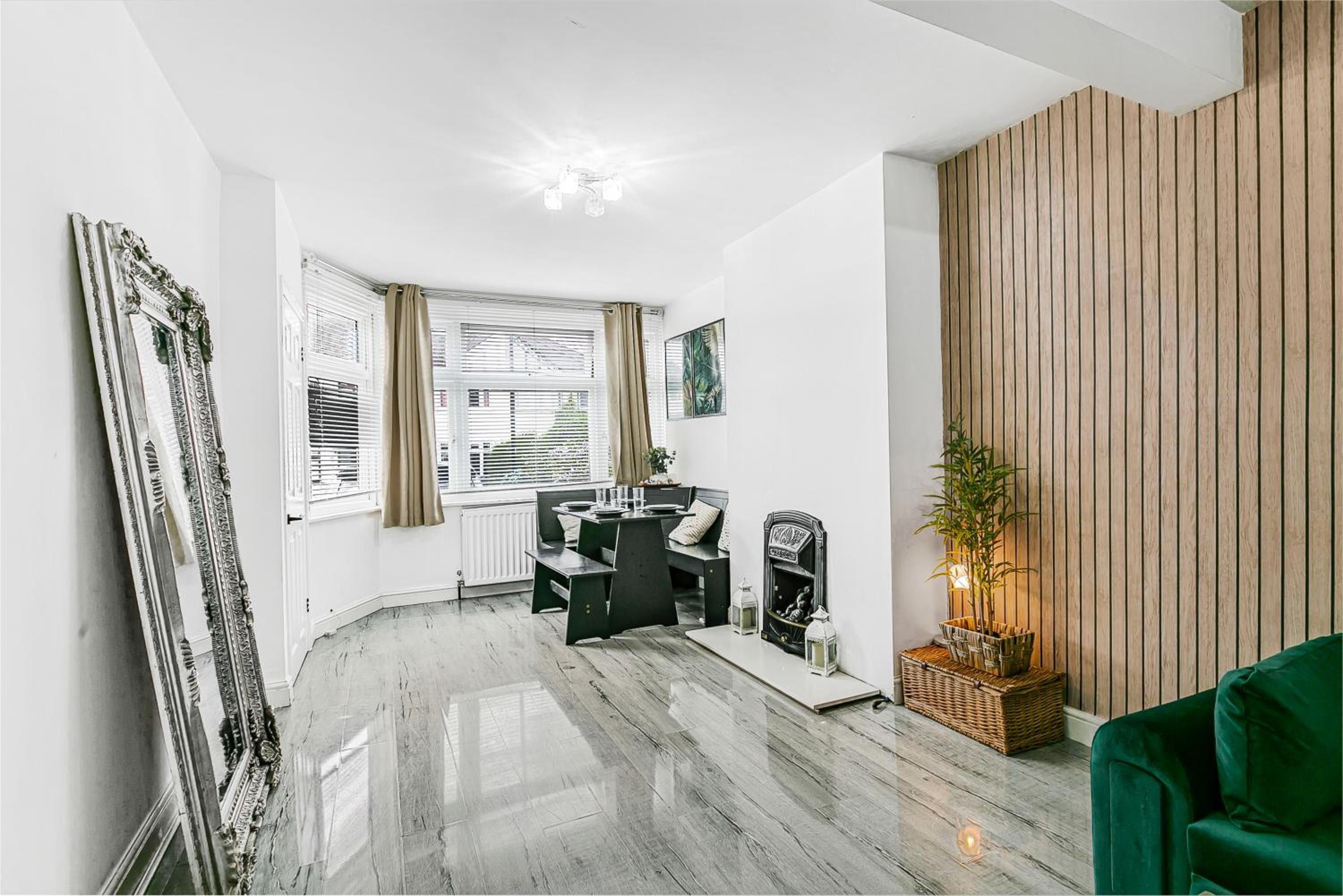 Stylish House With EV Plug In & Free Parking Ping Pong Table With Garden Near Heathrow view 3
