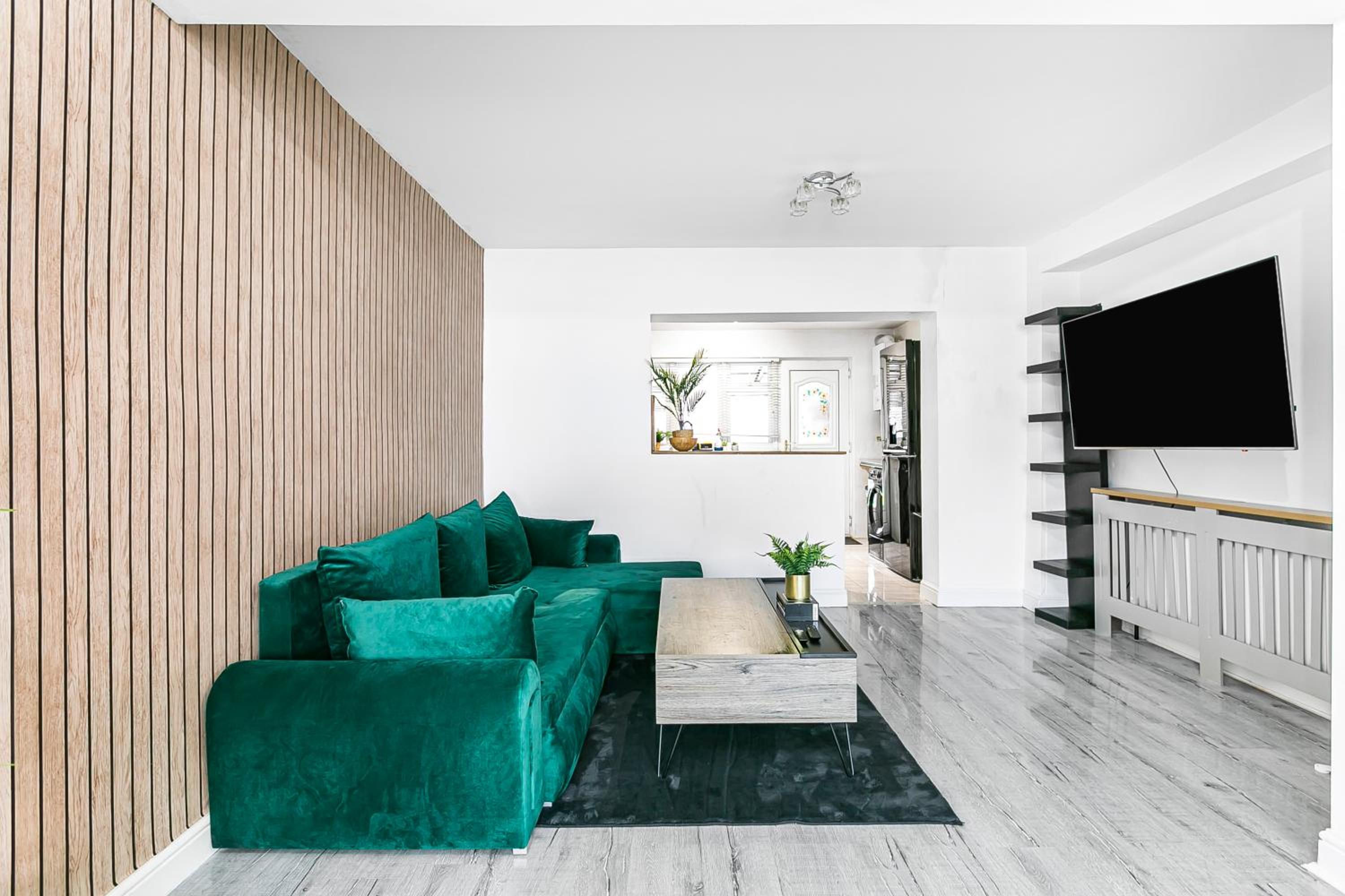 Stylish House With EV Plug In & Free Parking Ping Pong Table With Garden Near Heathrow view 4