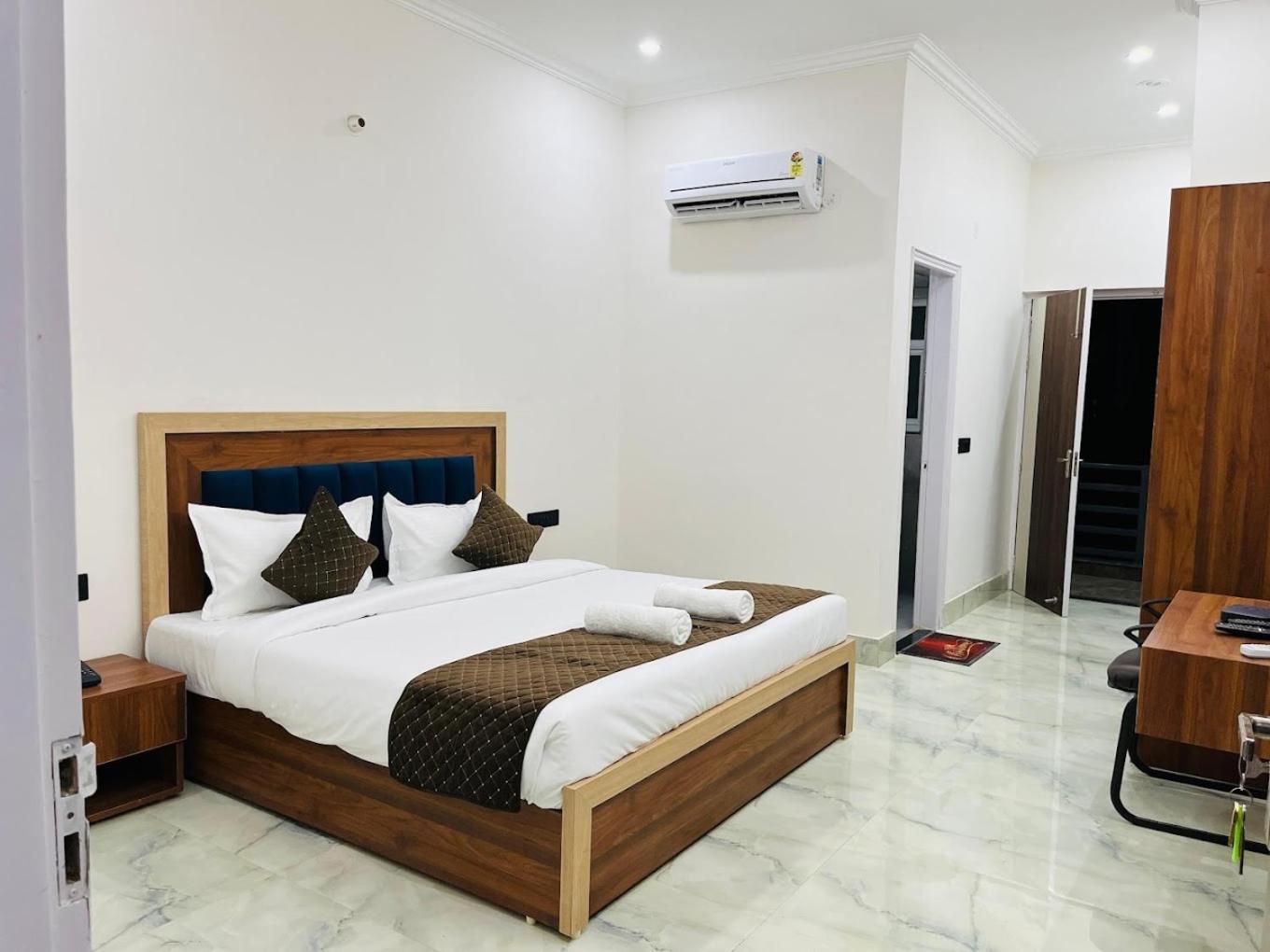 The UmRa Hotel
