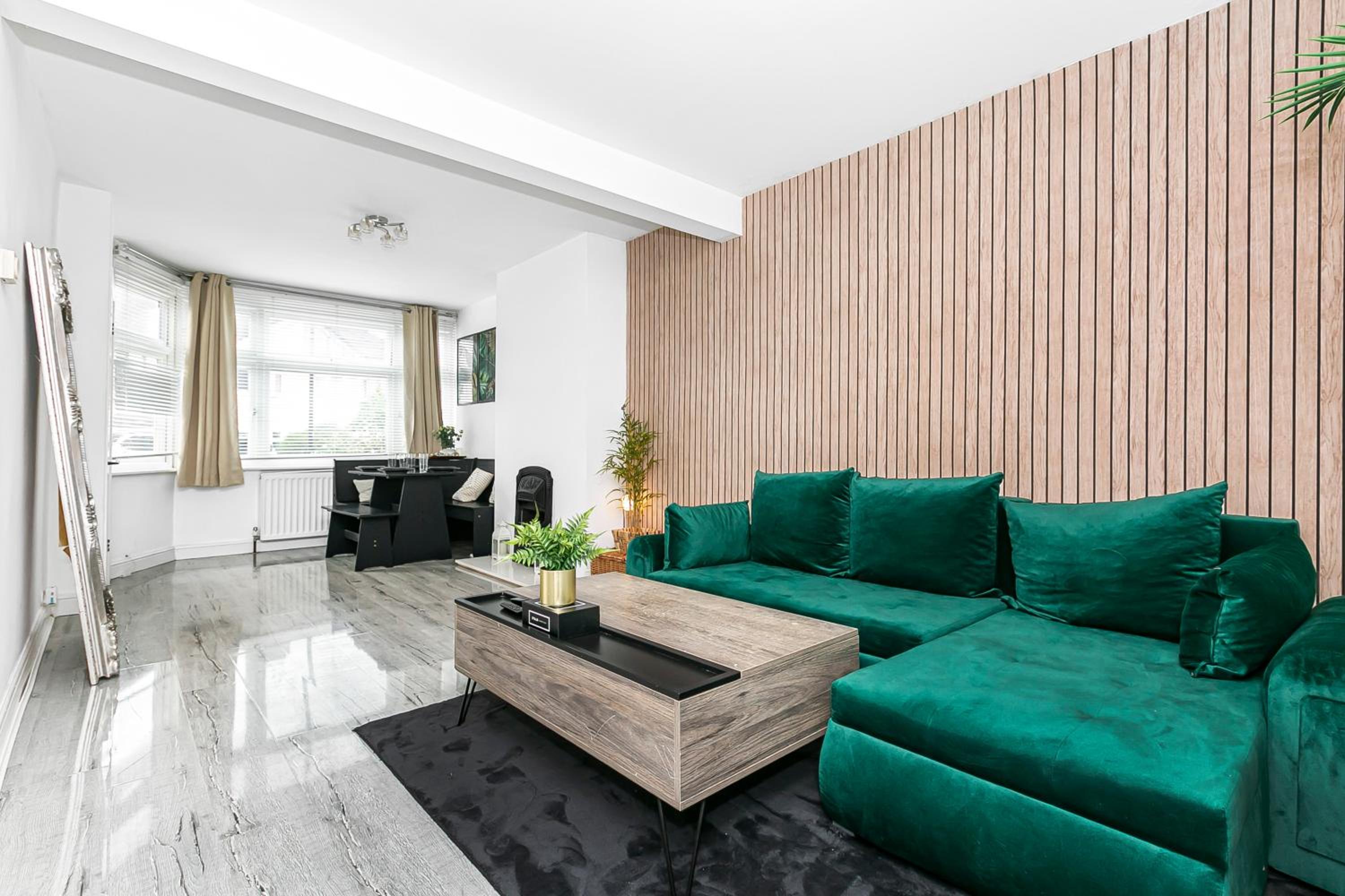 Stylish House With EV Plug In & Free Parking Ping Pong Table With Garden Near Heathrow view 5