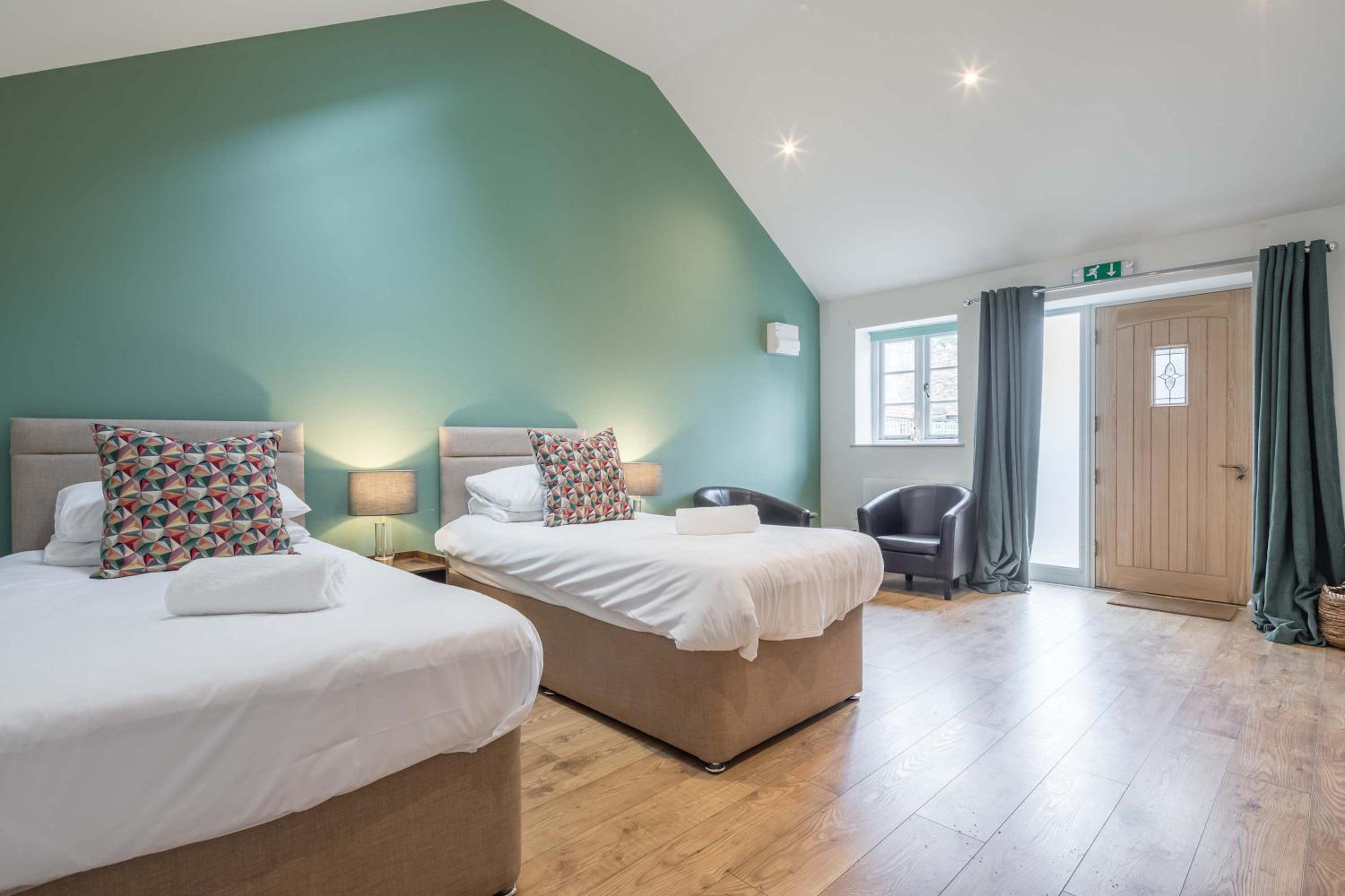 4 x Newly refurbished private access rooms with ensuites - restaurant on-site view 3