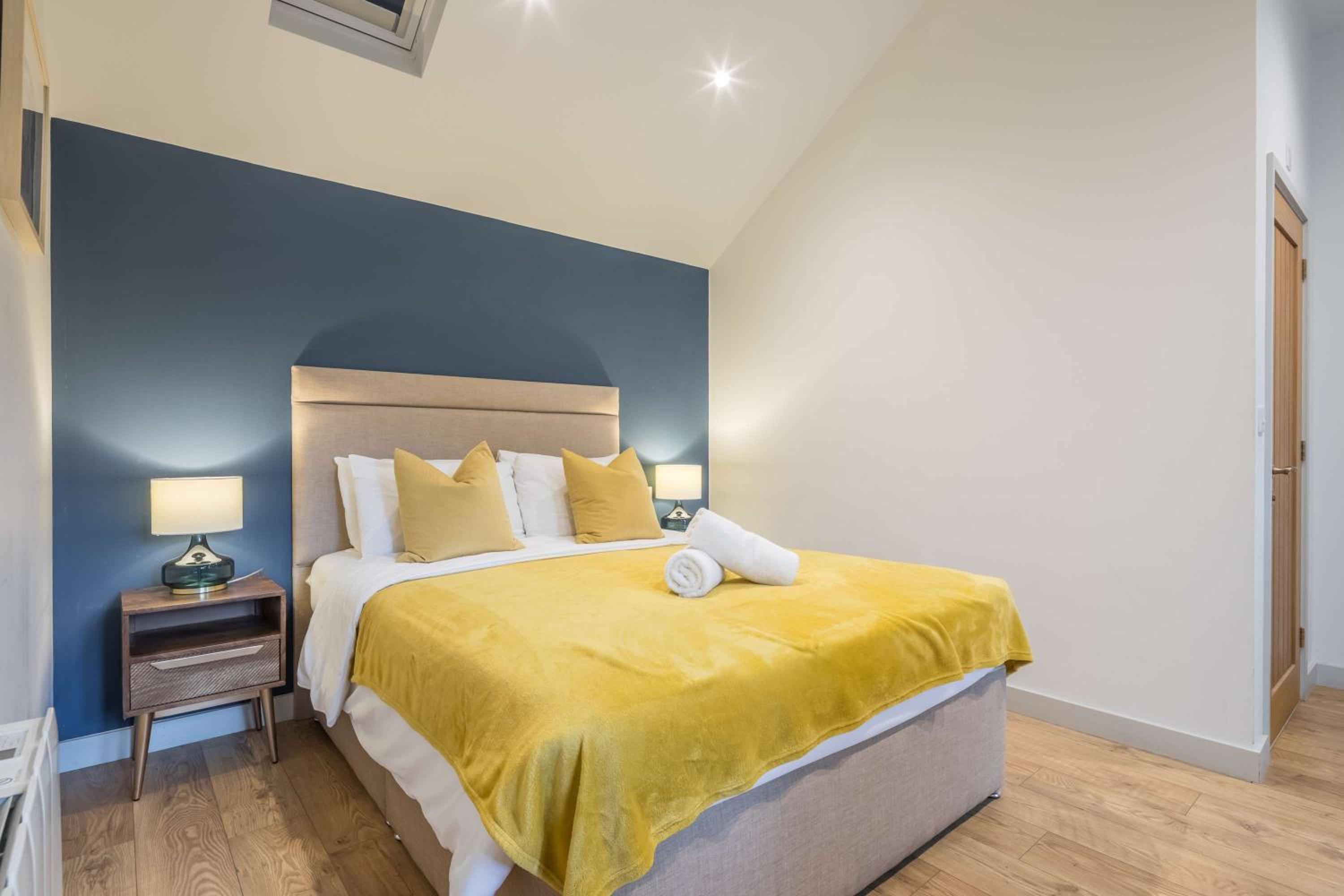 4 x Newly refurbished private access rooms with ensuites - restaurant on-site view 4