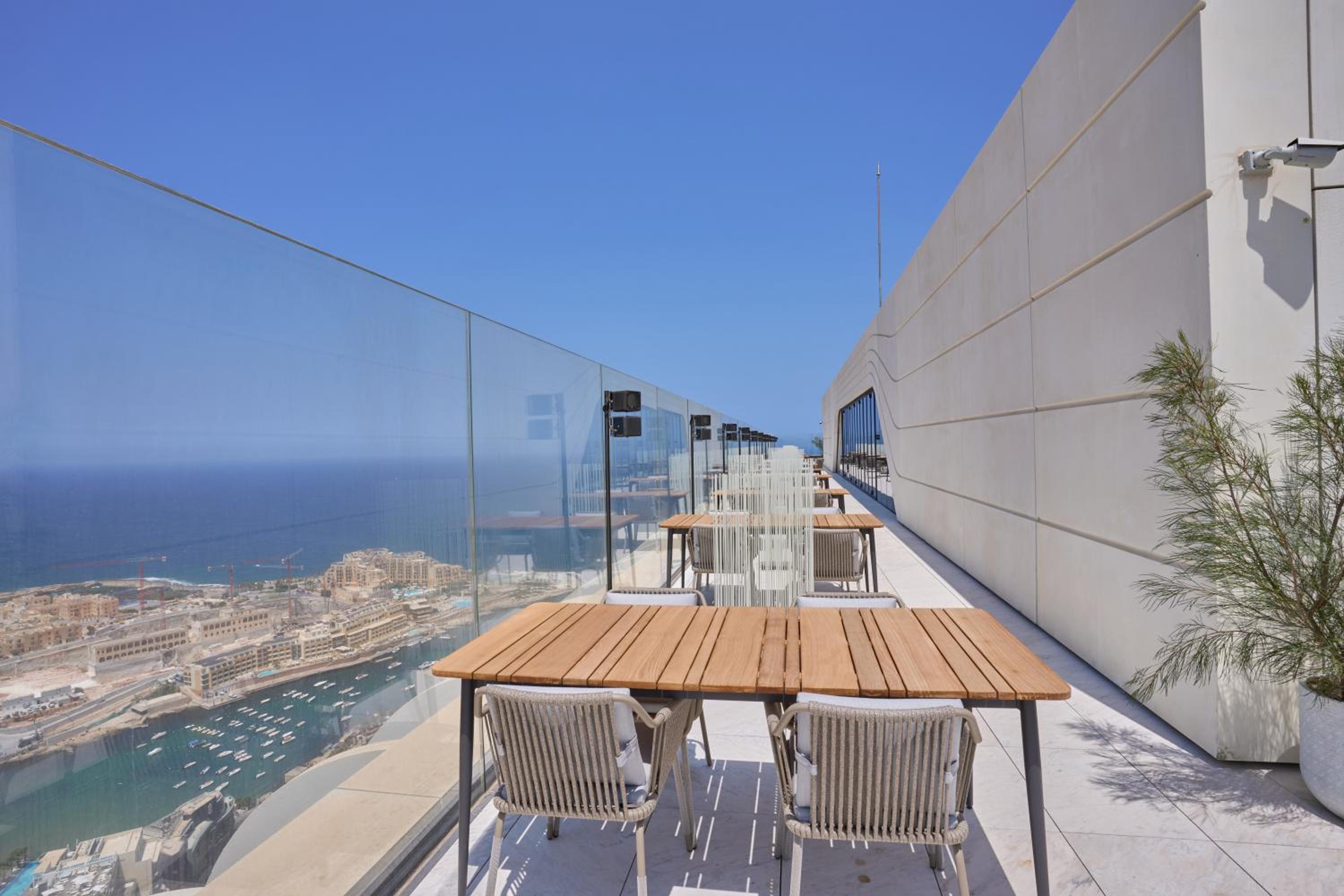 Chic 16th-Floor Apartment with Stunning Sea Views photo 5