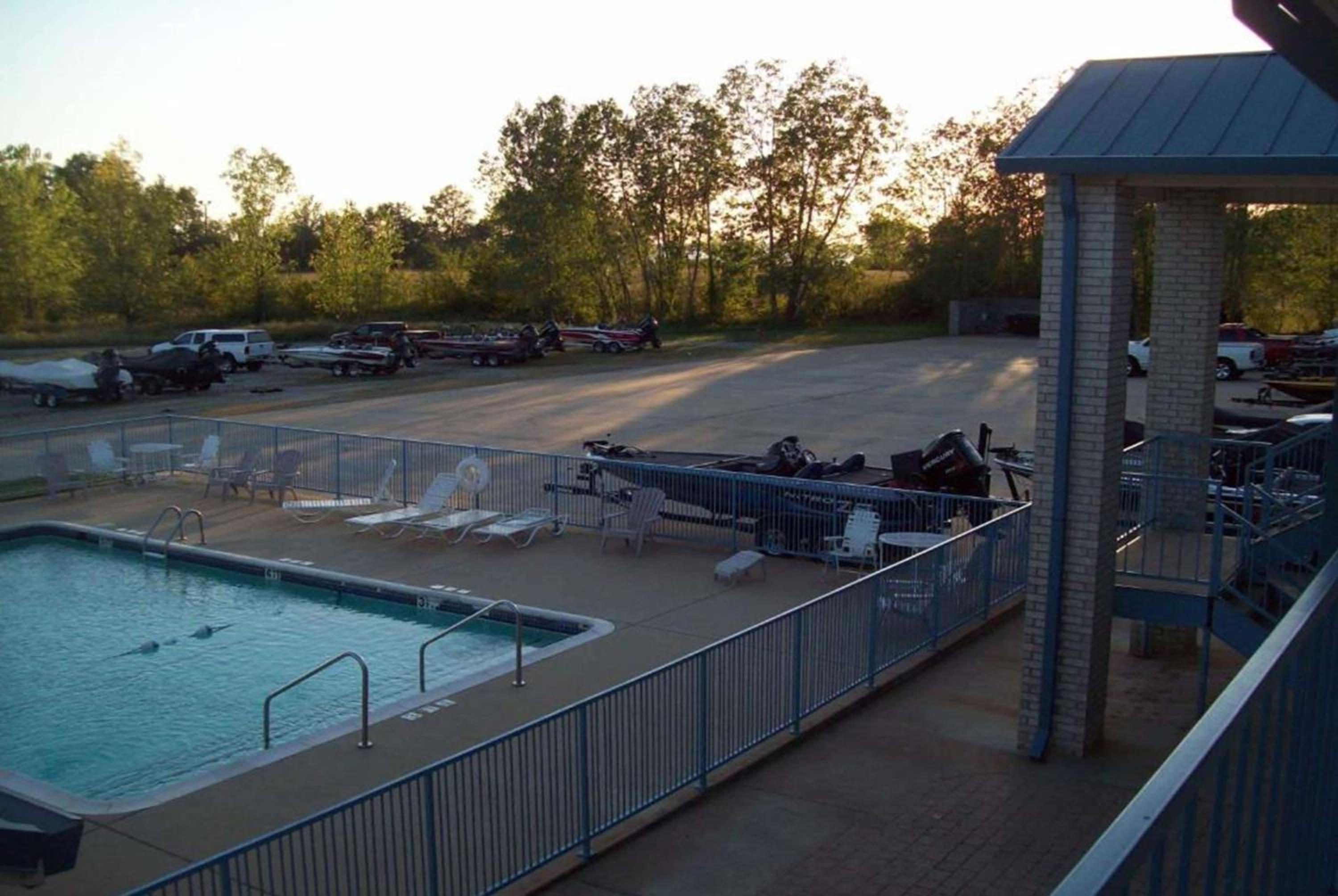 Days Inn by Wyndham Grove view 3