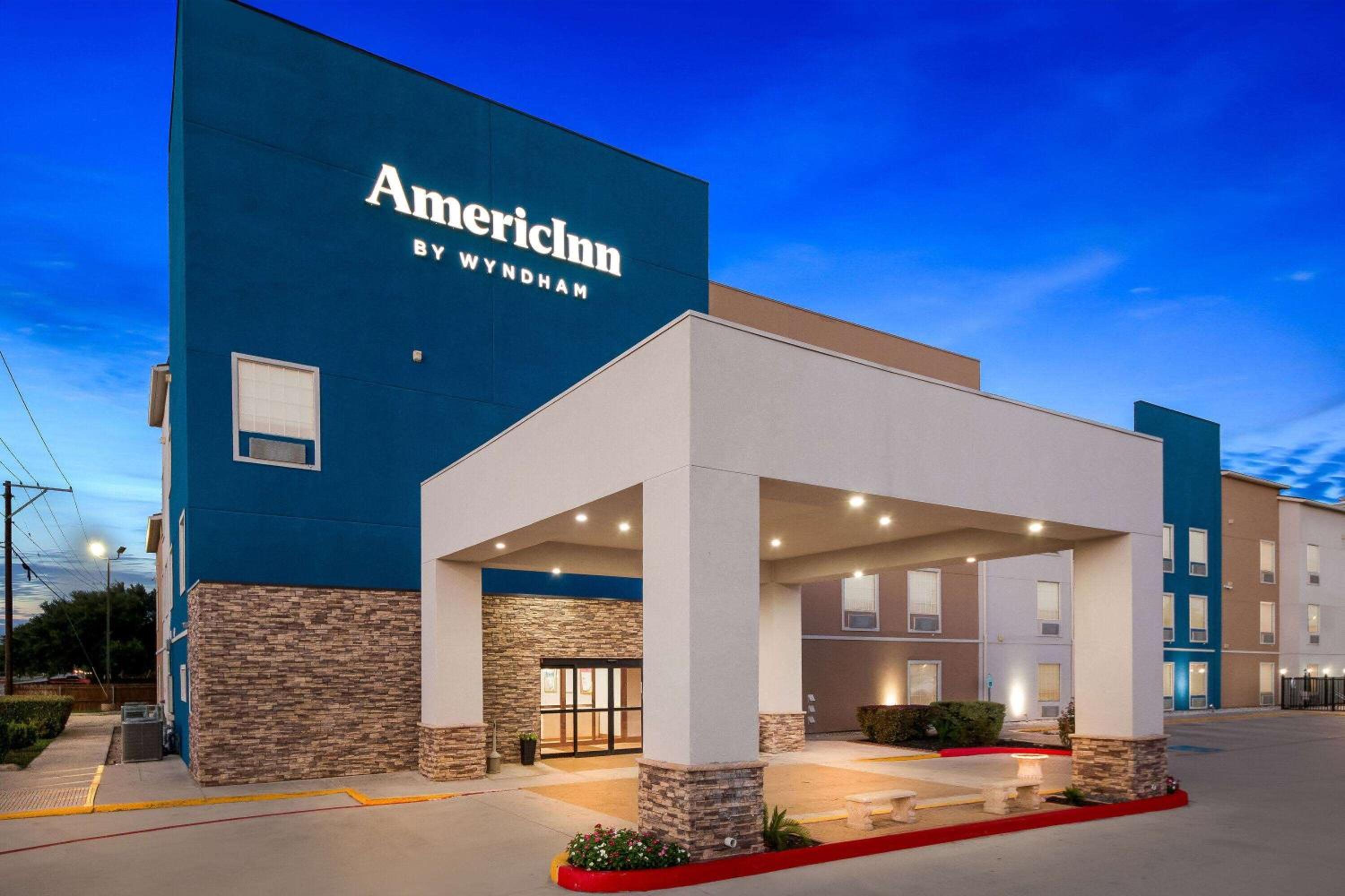 Hotel AmericInn by Wyndham New Braunfels - Image 1