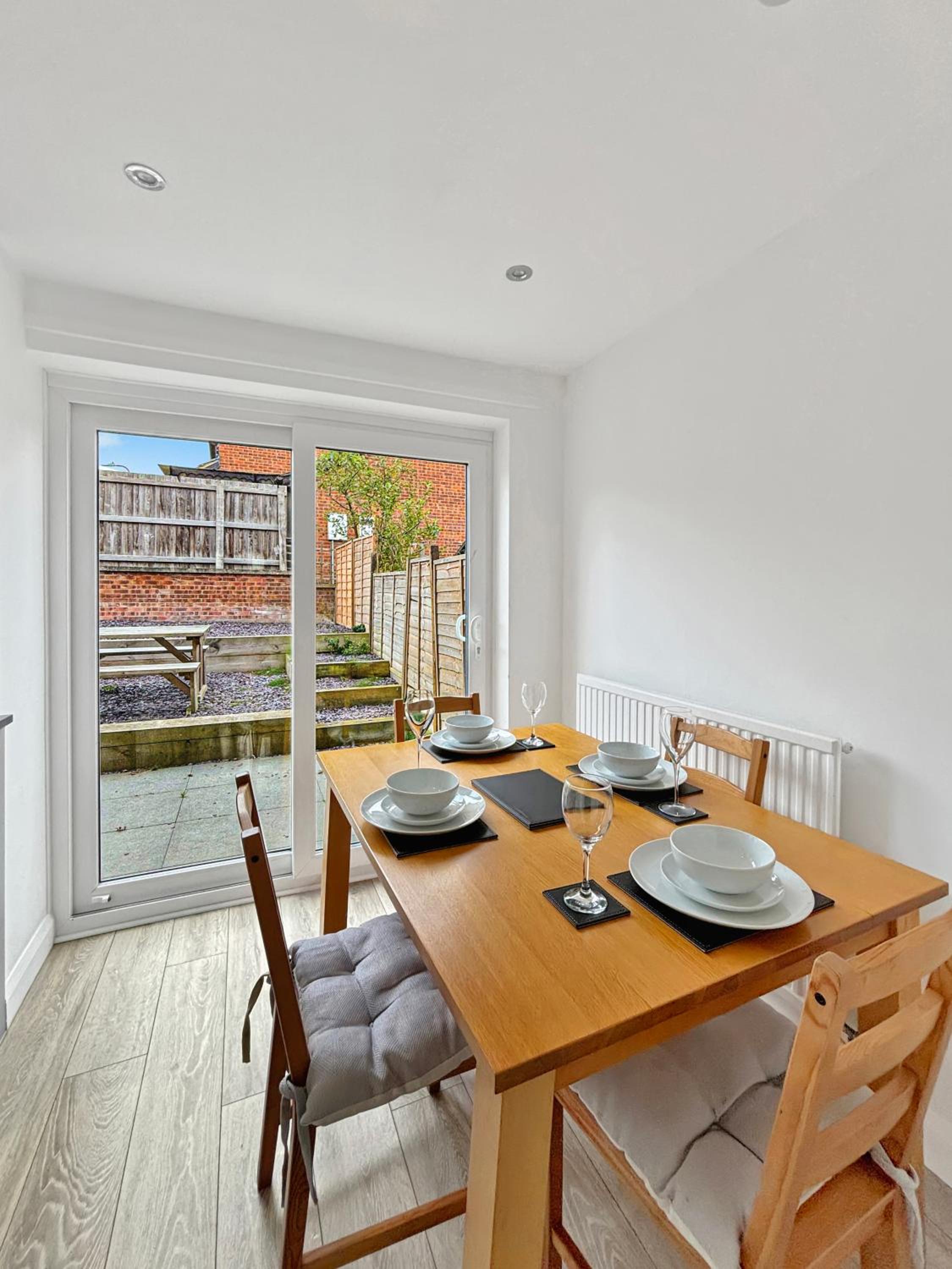 Amaya Three - Newly Renovated - Sleeps 6 - Grantham - Garden & Driveway - Free Gym Access