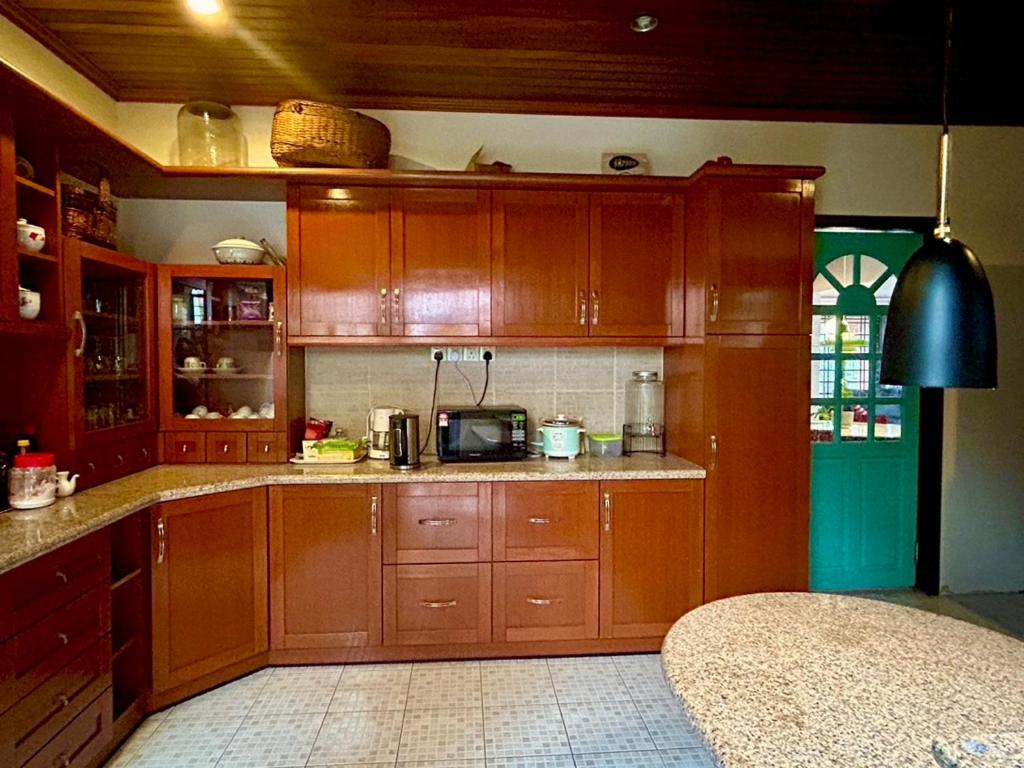 Chic Designer Room in Shared Bungalow SS1 Near LRT Petaling Jaya view 3