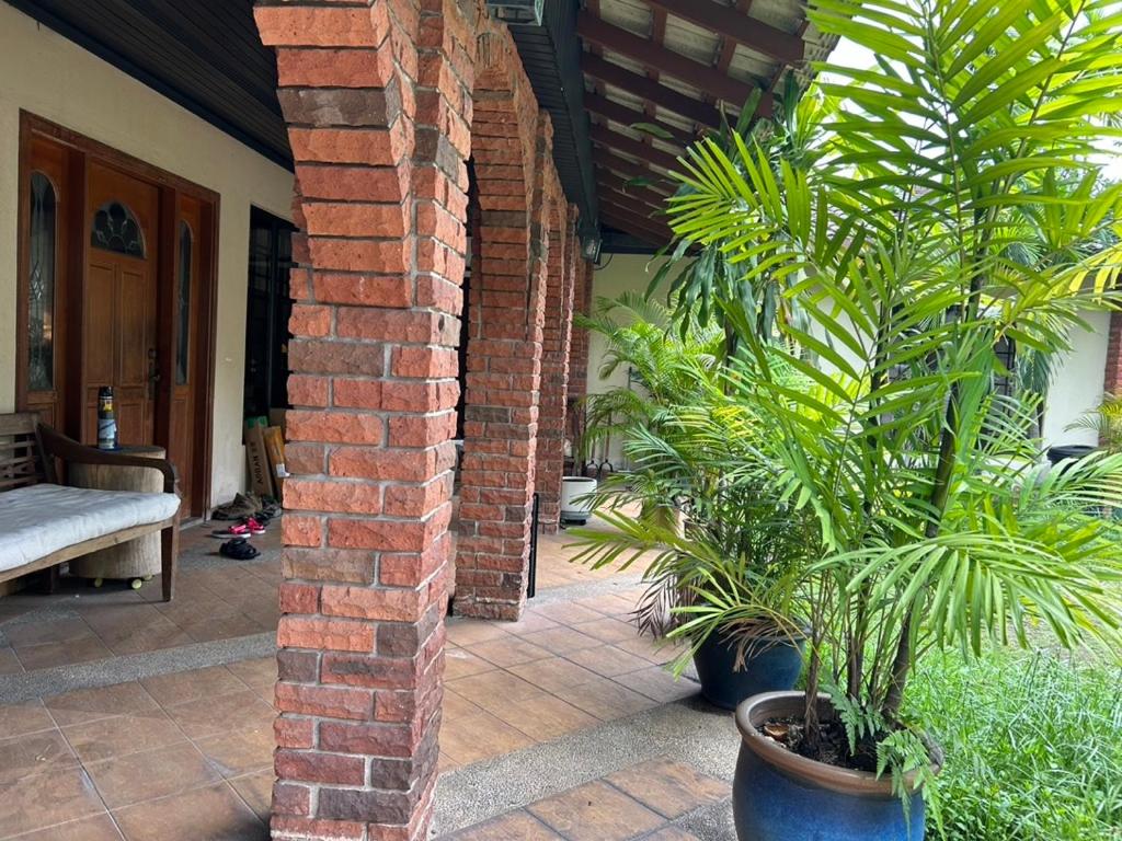 Chic Designer Room in Shared Bungalow SS1 Near LRT Petaling Jaya photo 5