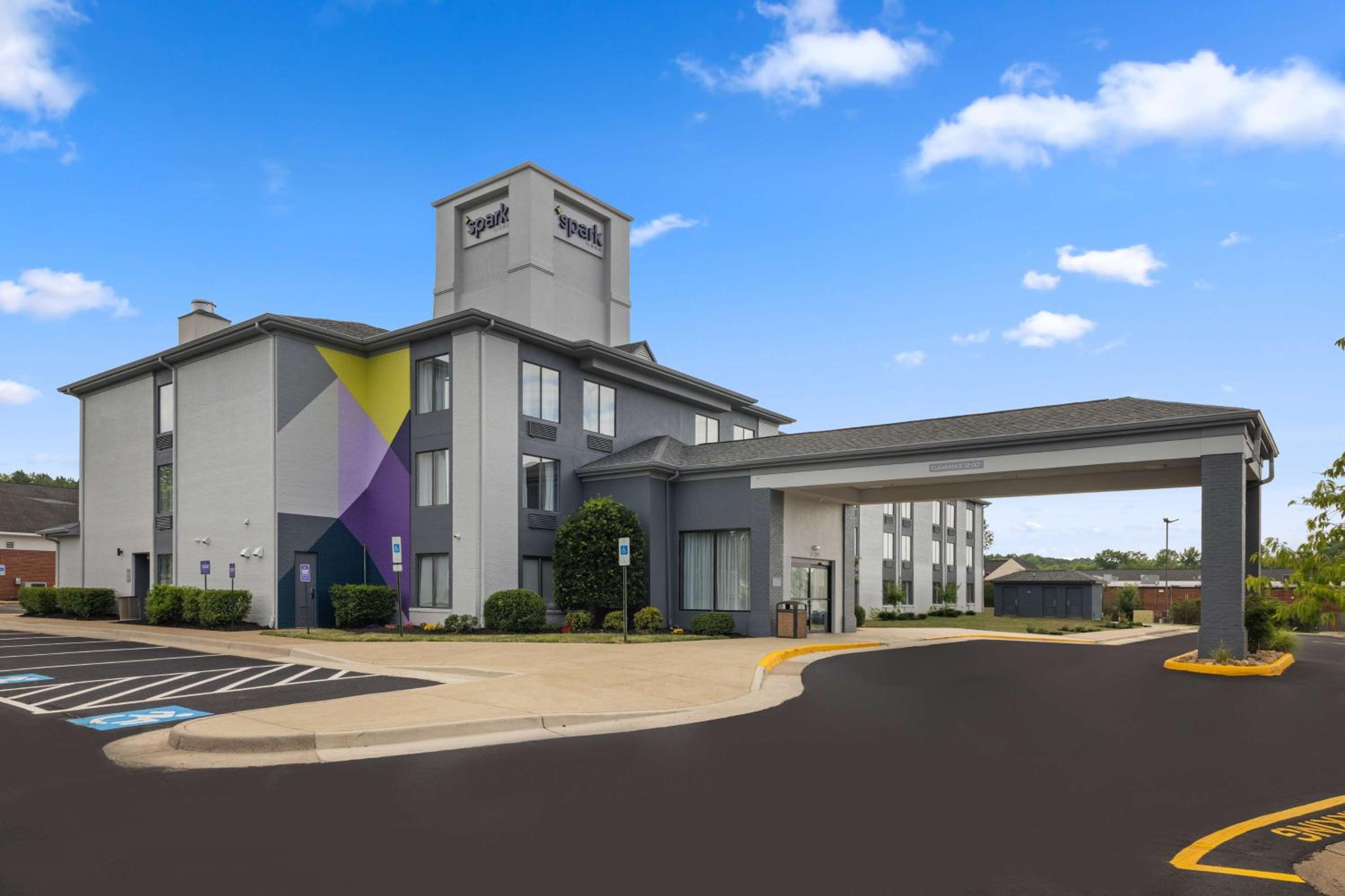 Hotel Spark By Hilton Fredericksburg Southpoint - Image 1