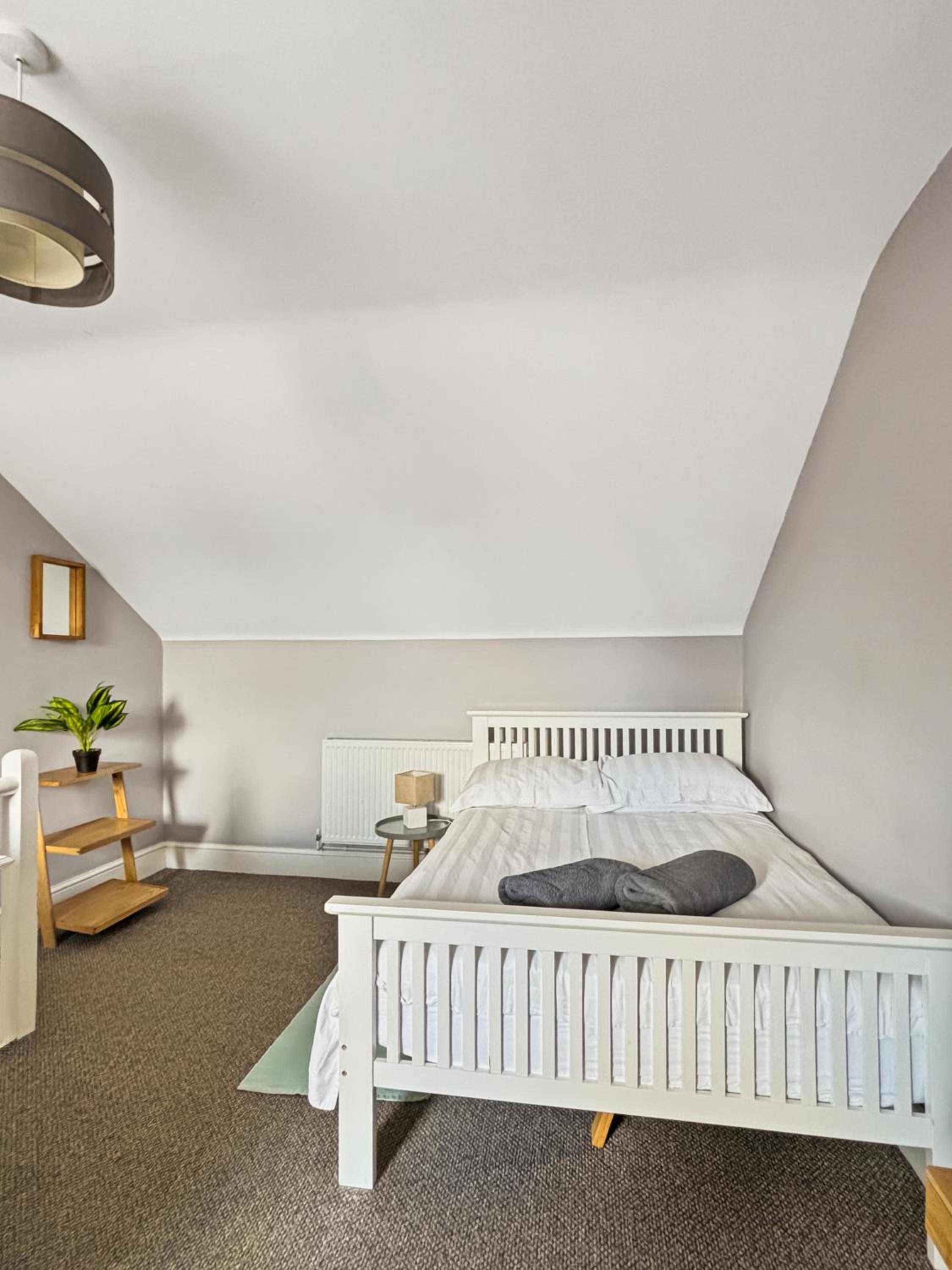 Amaya Five - Newly renovated - Very spacious - Sleeps 6 - Walking distance to town centre - Grantham - Free Gym Access