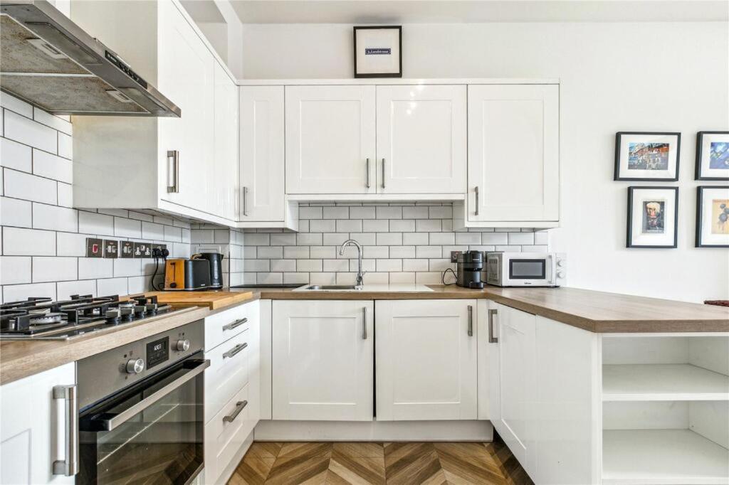 Charming 1 bedroom flat with parking in Brentford view 4