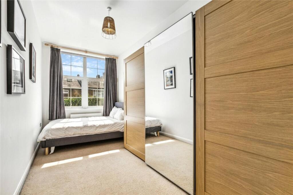 Charming 1 bedroom flat with parking in Brentford view 2