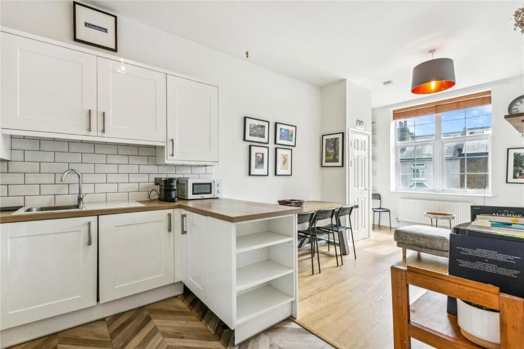 Charming 1 bedroom flat with parking in Brentford view 5