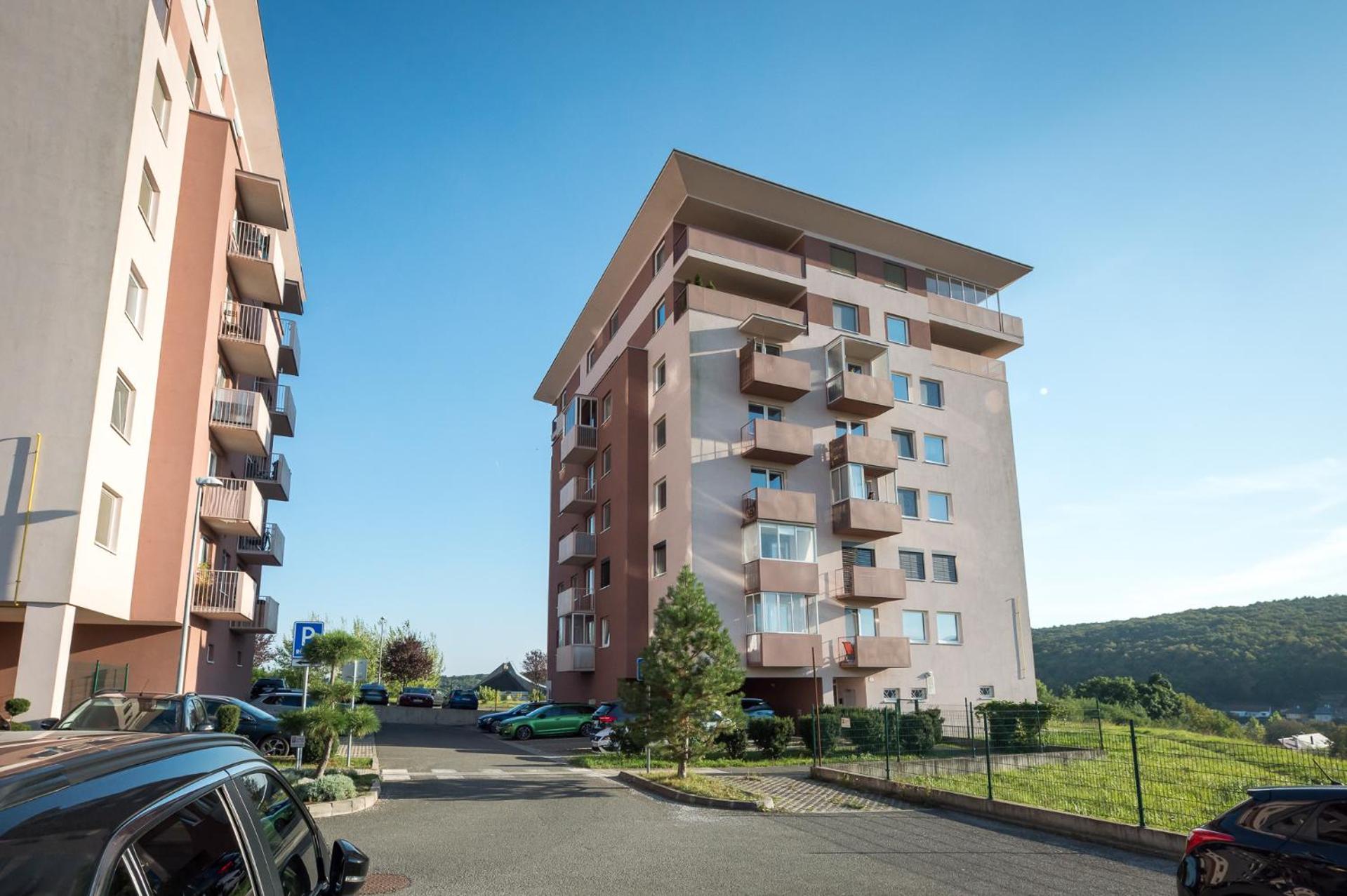 3 rooms Luxury apartment with private parking