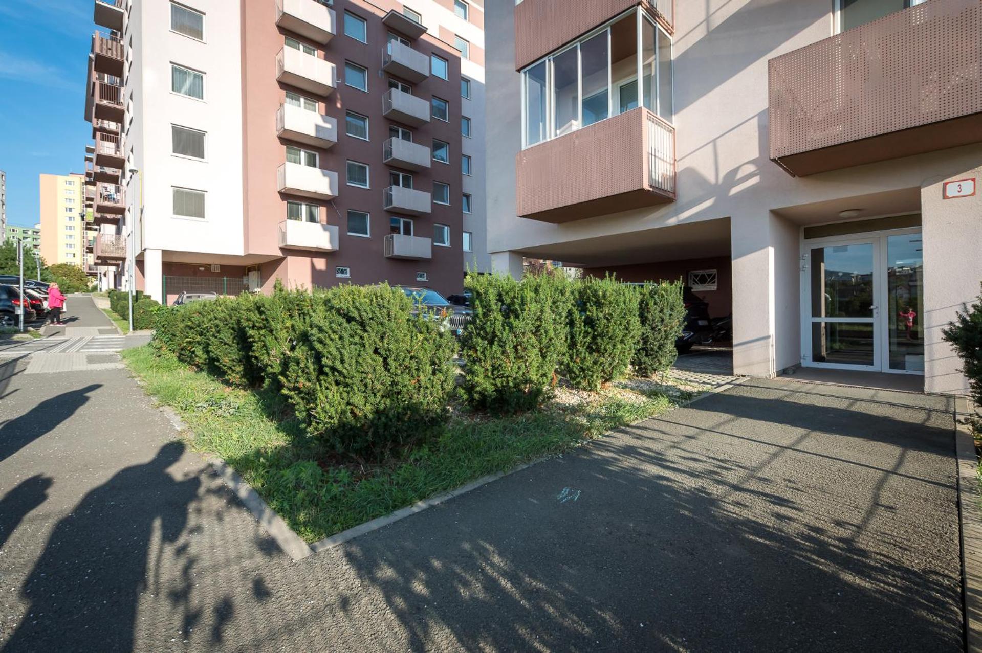 3 rooms Luxury apartment with private parking
