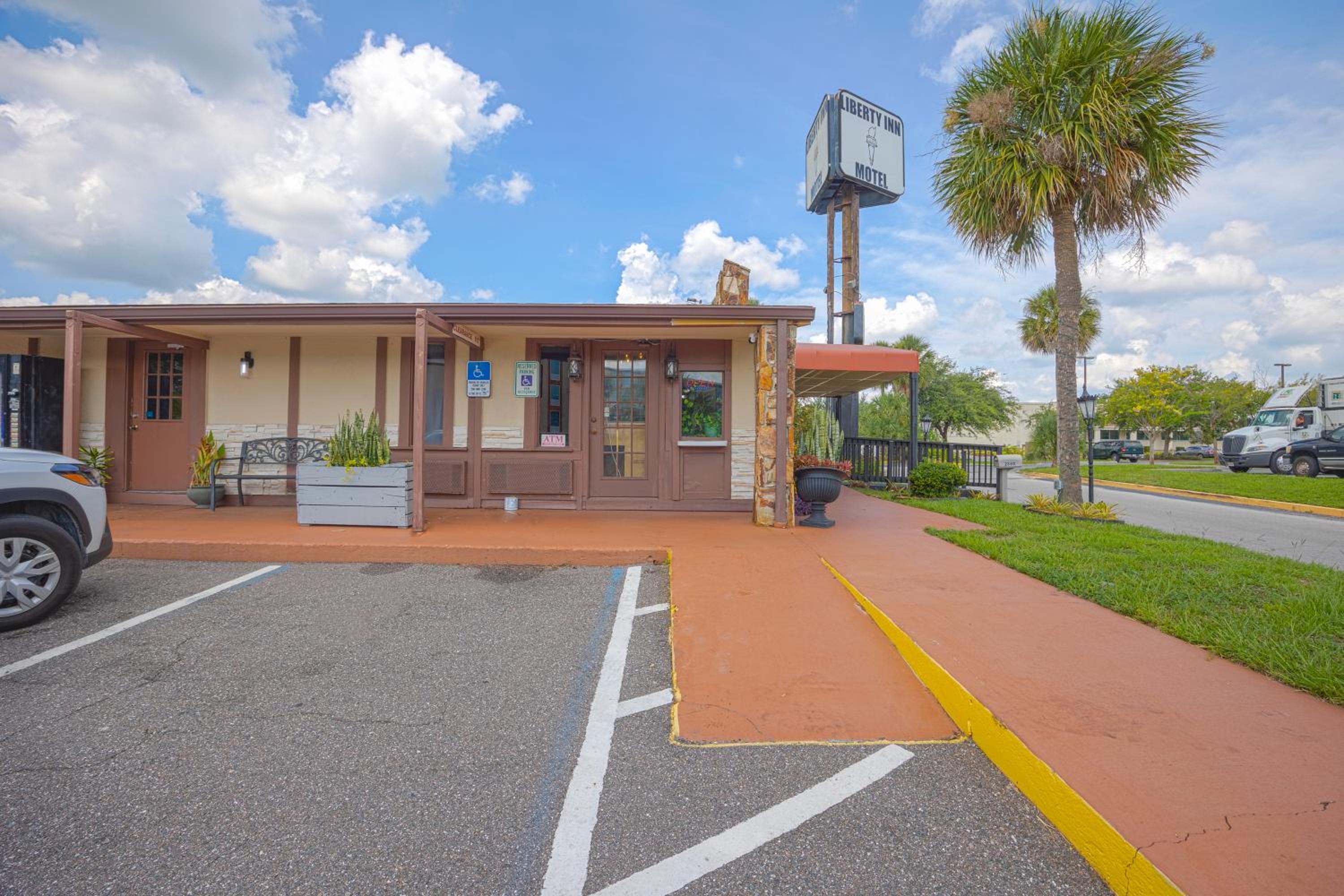 Liberty Inn and Suites Kissimmee near Disney World - Image 2