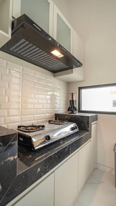 Floriva Modern Cozy Home 3BR Pakuwon Mall view 2