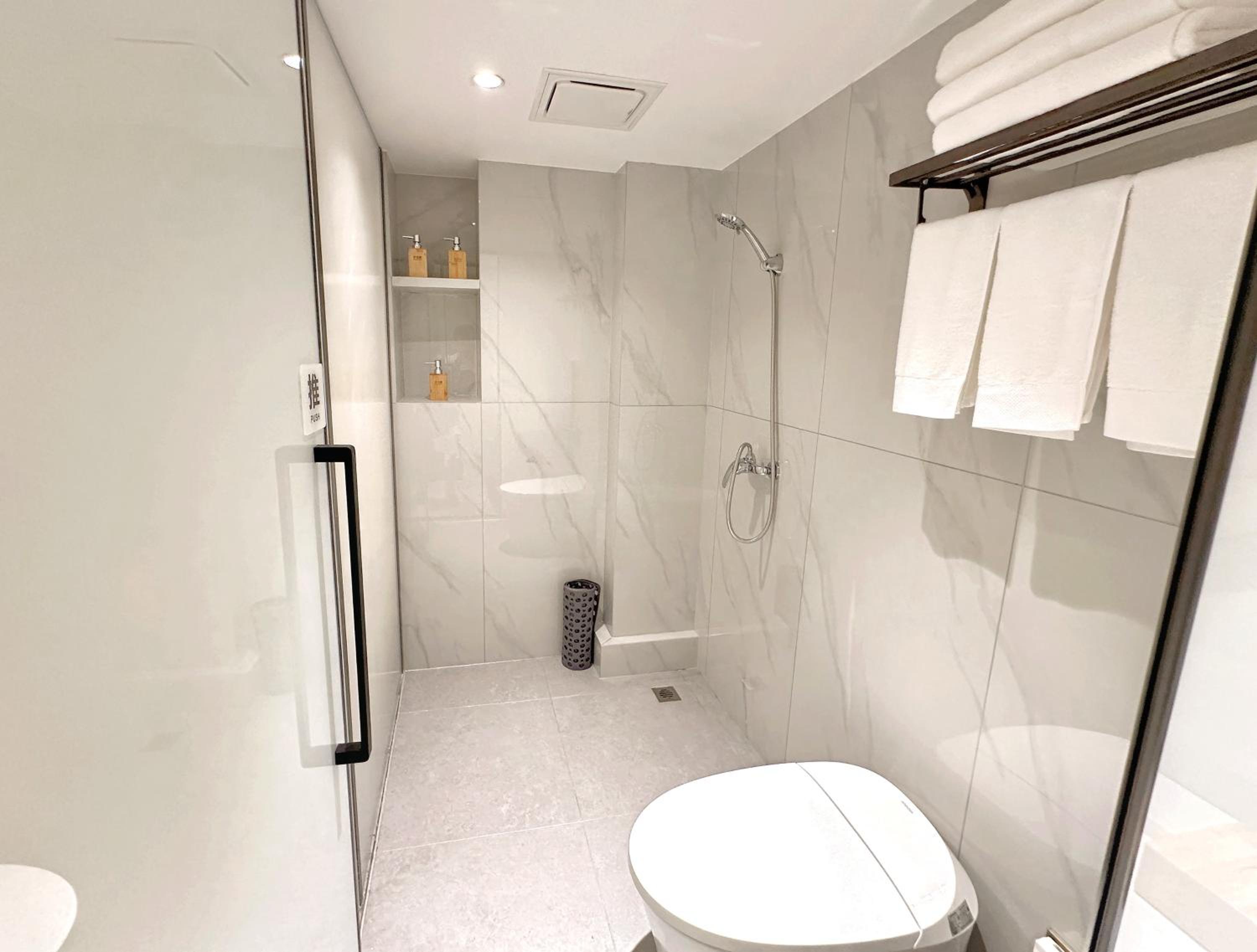 Stylish 3 RMs city APT, with laundry sets, Easy to go main locations