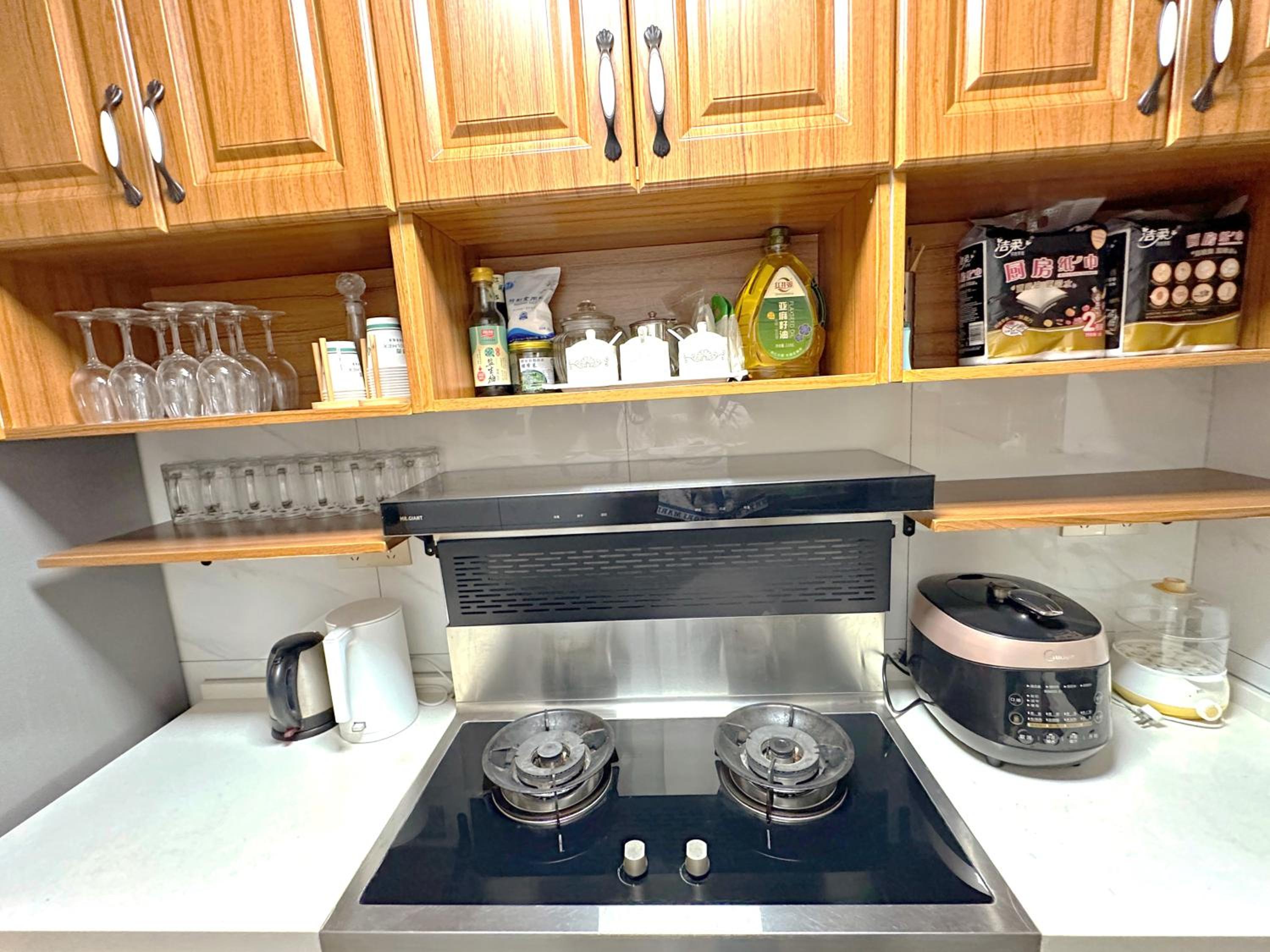 Stylish 3 RMs city APT, with laundry sets, Easy to go main locations