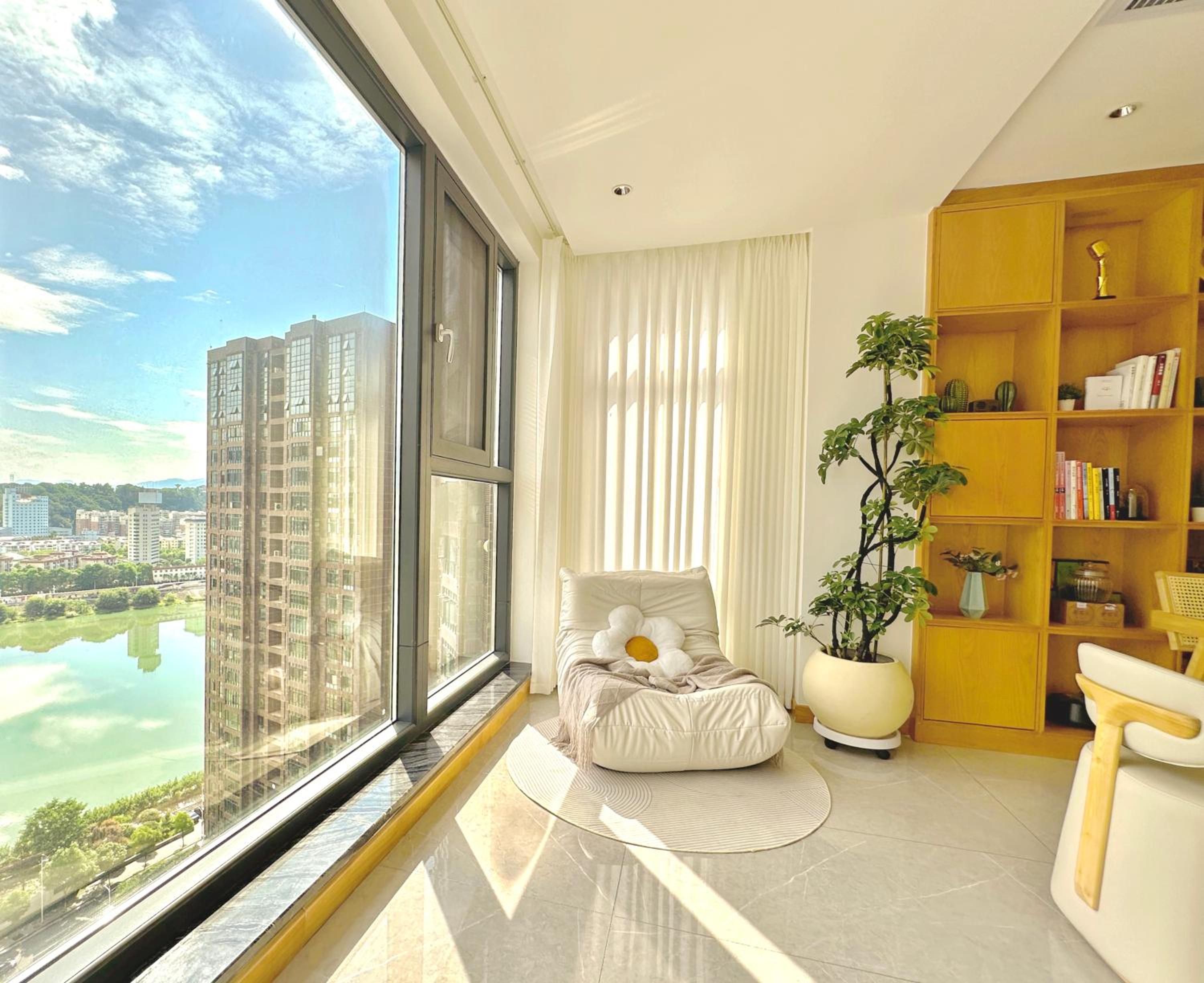 Stylish 3 RMs city APT, with laundry sets, Easy to go main locations