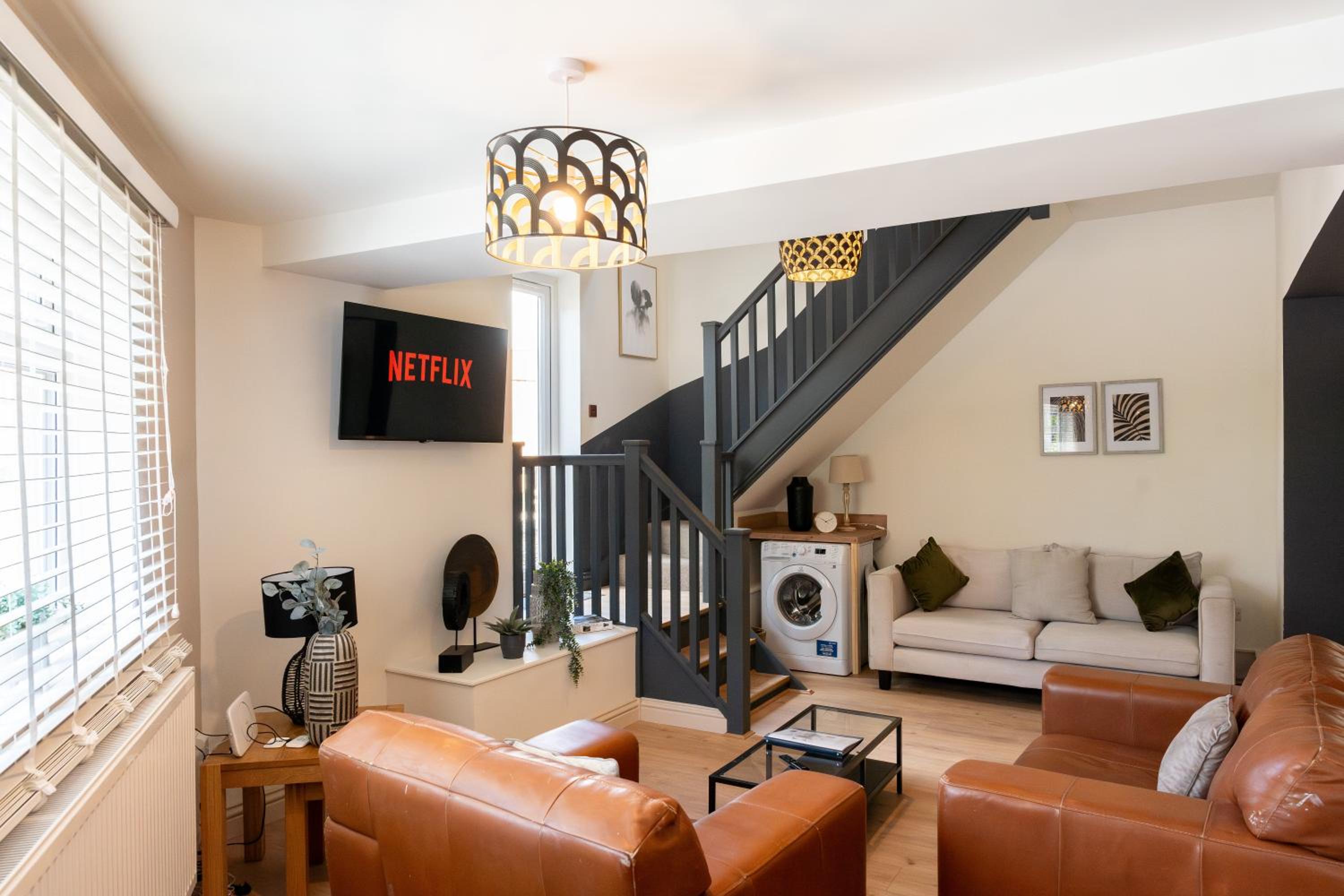 Cotswolds-Stroud-Large 5 Bedroom Home-Pool Table-Sleeps 10-Work or Leisure view 4