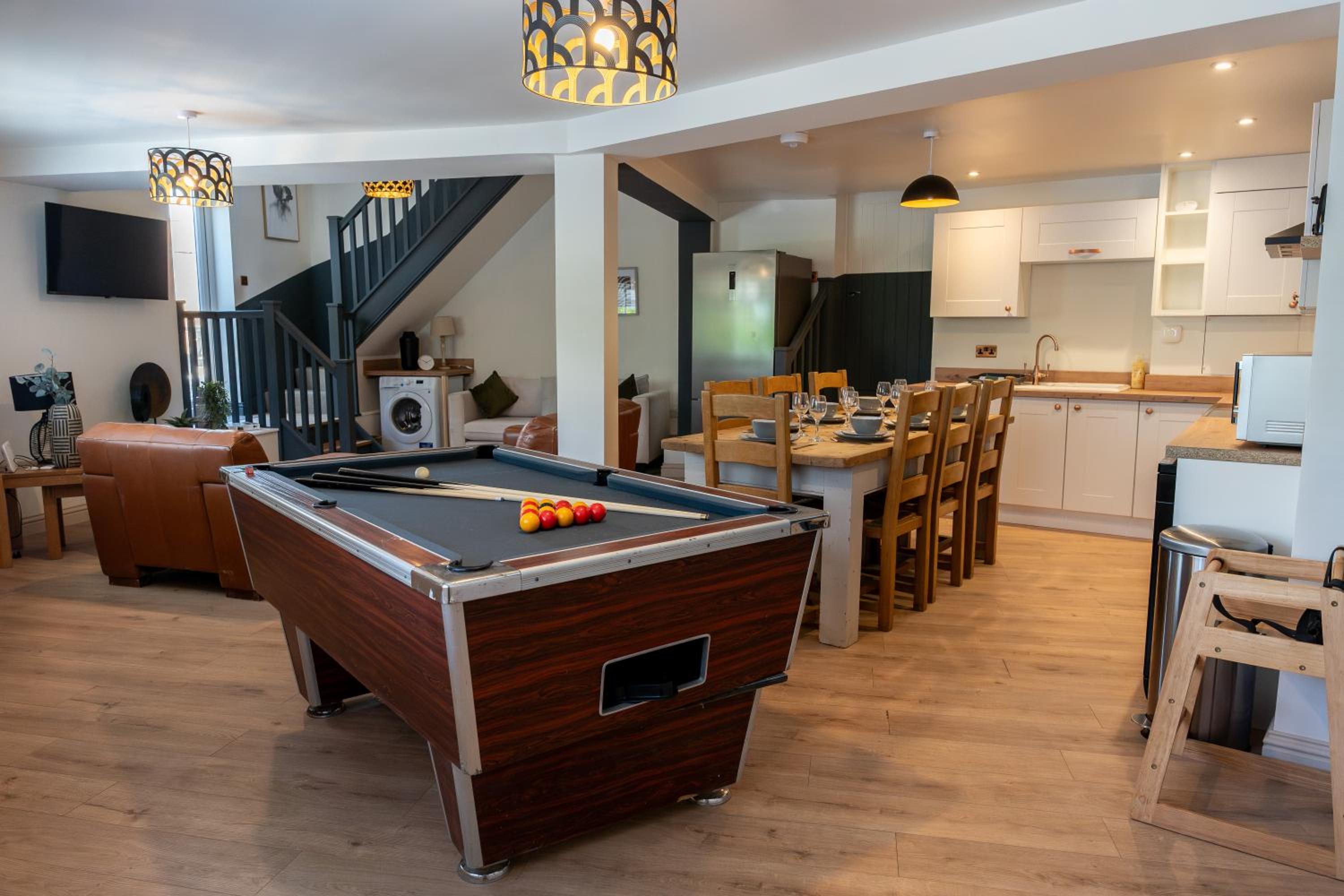 Cotswolds-Stroud-Large 5 Bedroom Home-Pool Table-Sleeps 10-Work or Leisure view 3