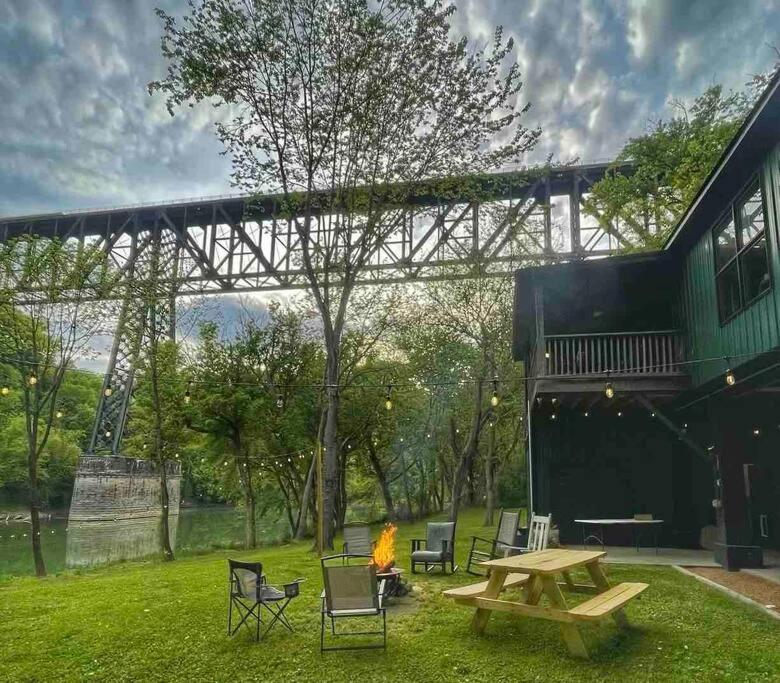 Richmond Vacations - Highbridge River Cabin - Property Image 1