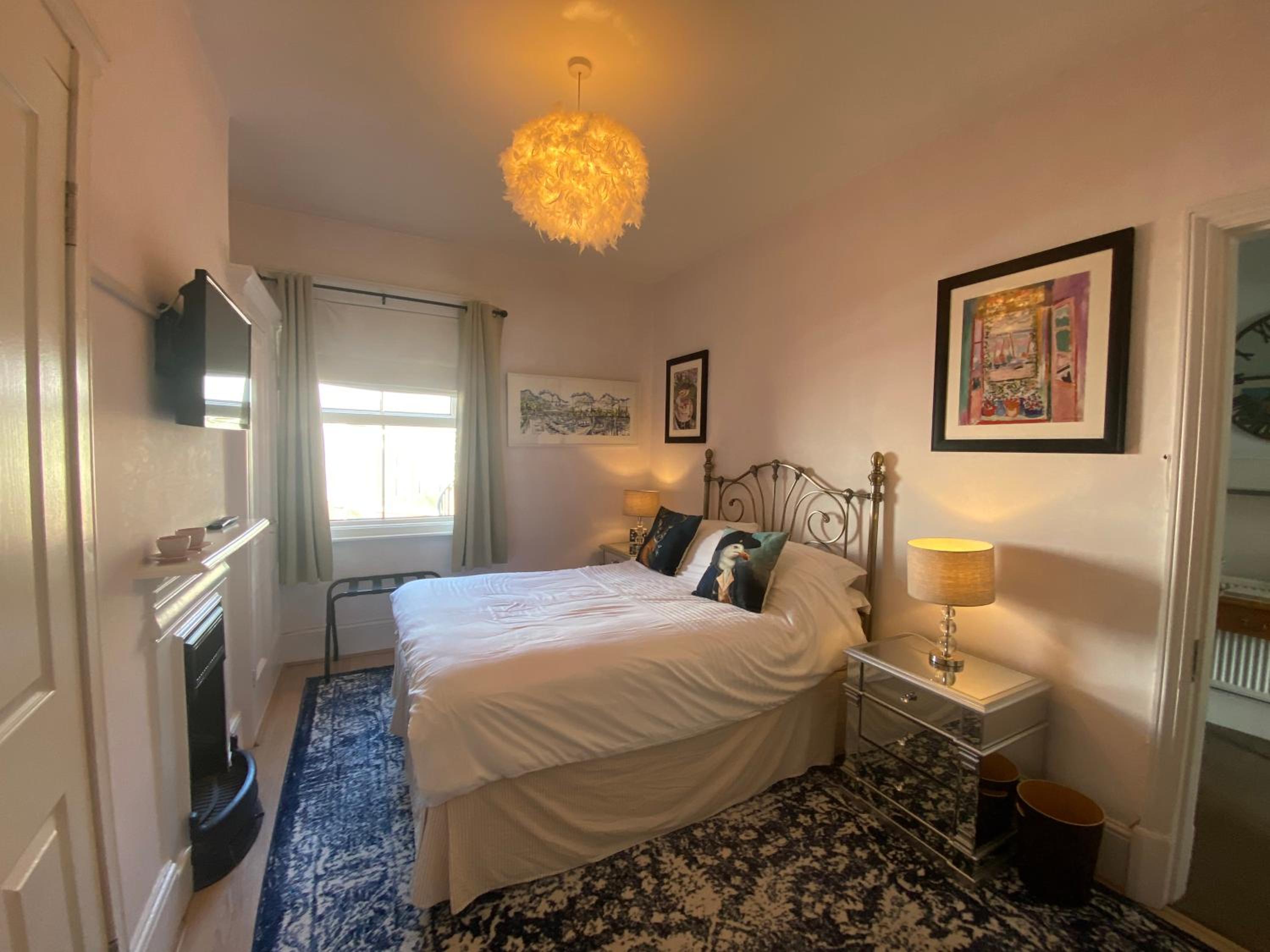 Deluxe Three Bed BnB in Henley-on-Thames near Station River & Town Centre view 5