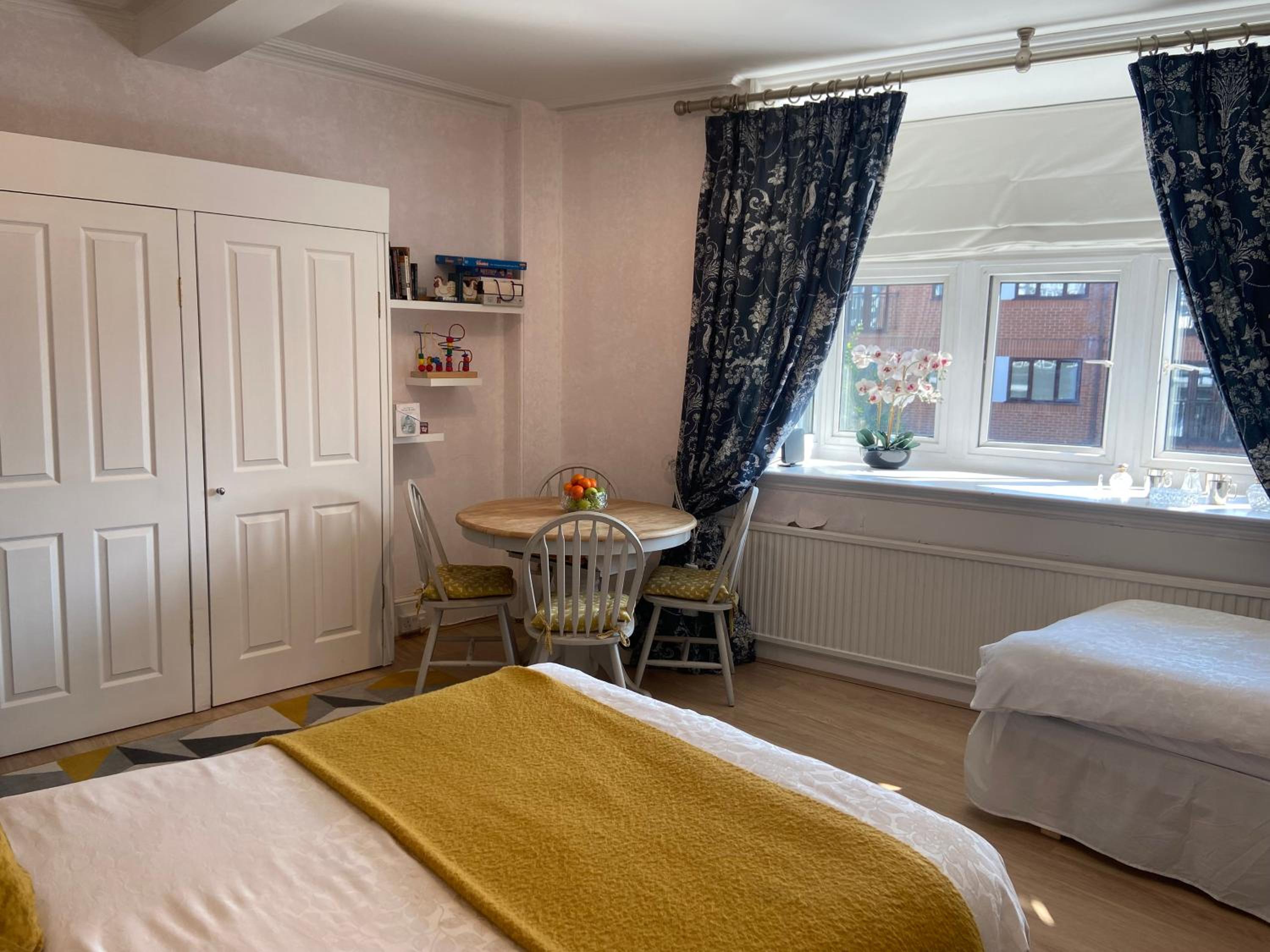 Deluxe Three Bed BnB in Henley-on-Thames near Station River & Town Centre view 2