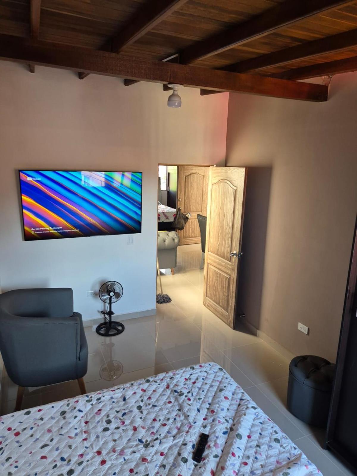GIGANTE y ELEGANTE APARTAMENTO UNIFAMILIAR