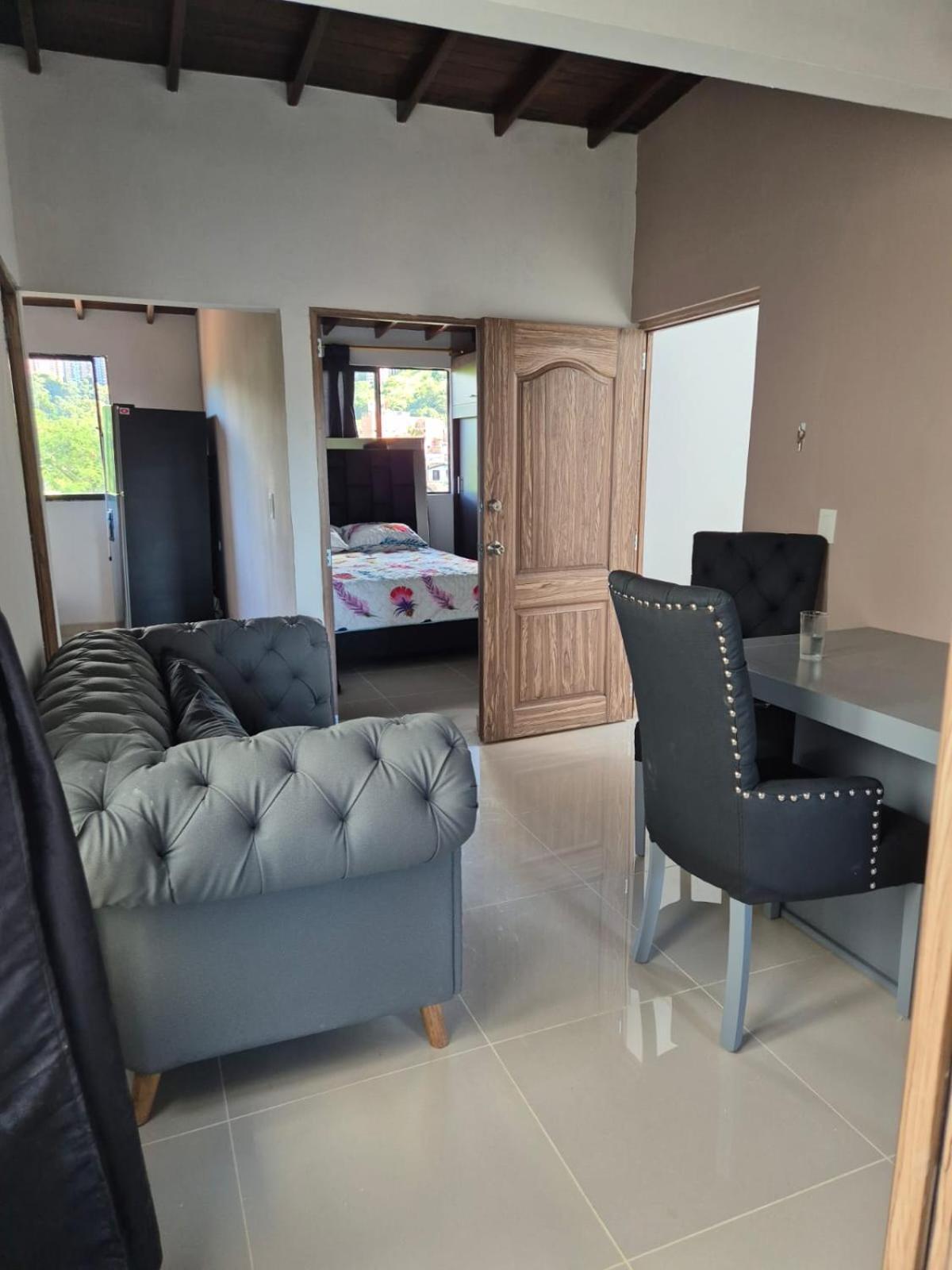 GIGANTE y ELEGANTE APARTAMENTO UNIFAMILIAR