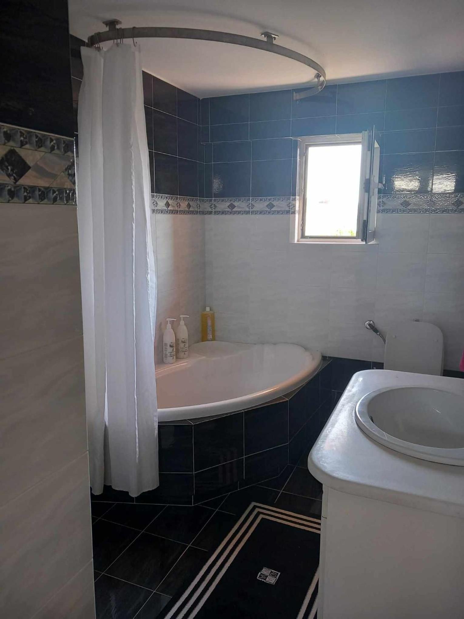 Sylvia's luxurious, spacious & relaxing apartment photo 5