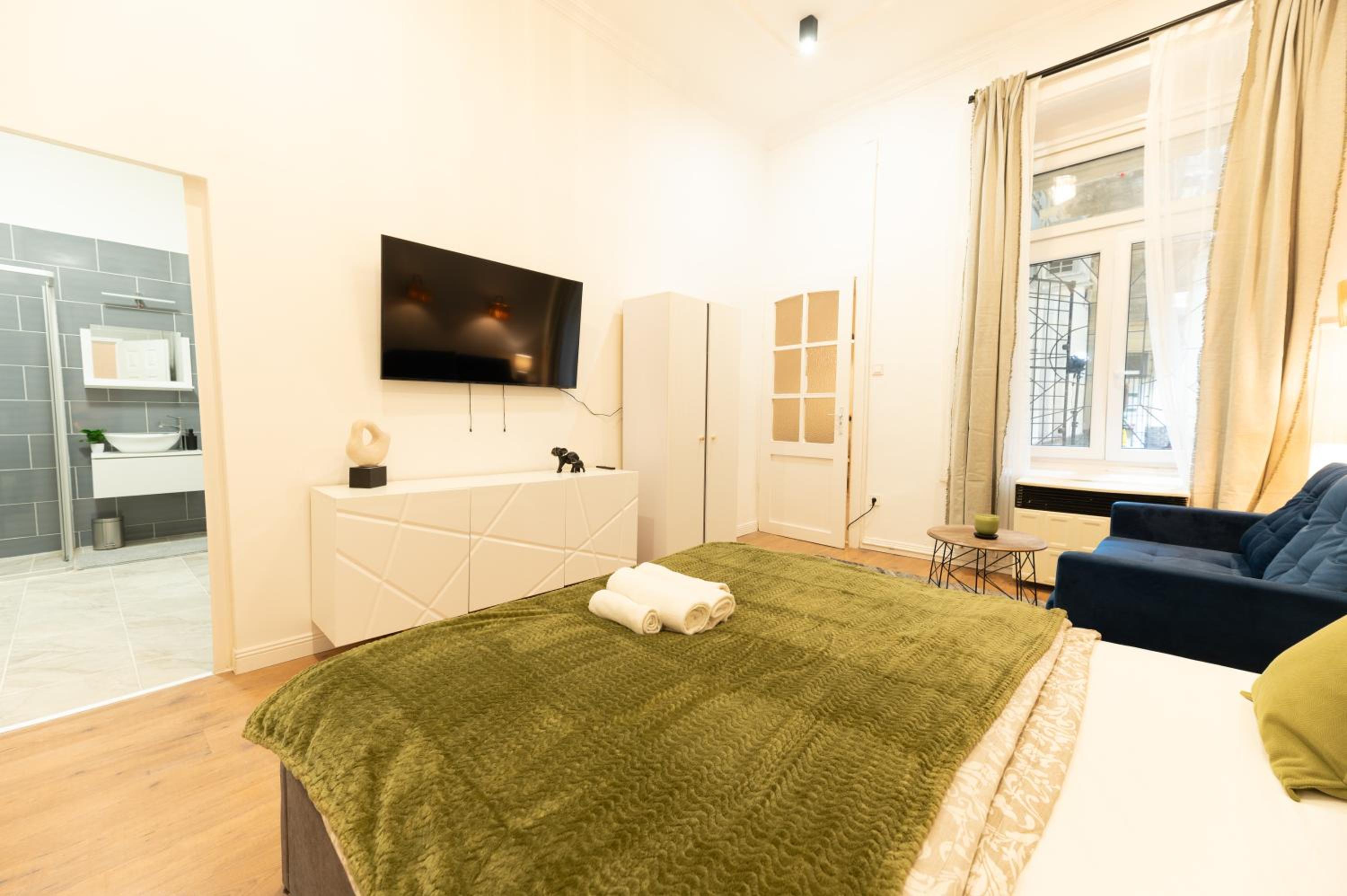 Superior n' Cozy Mozsar 6 Suite in the Heart of Budapest view 3
