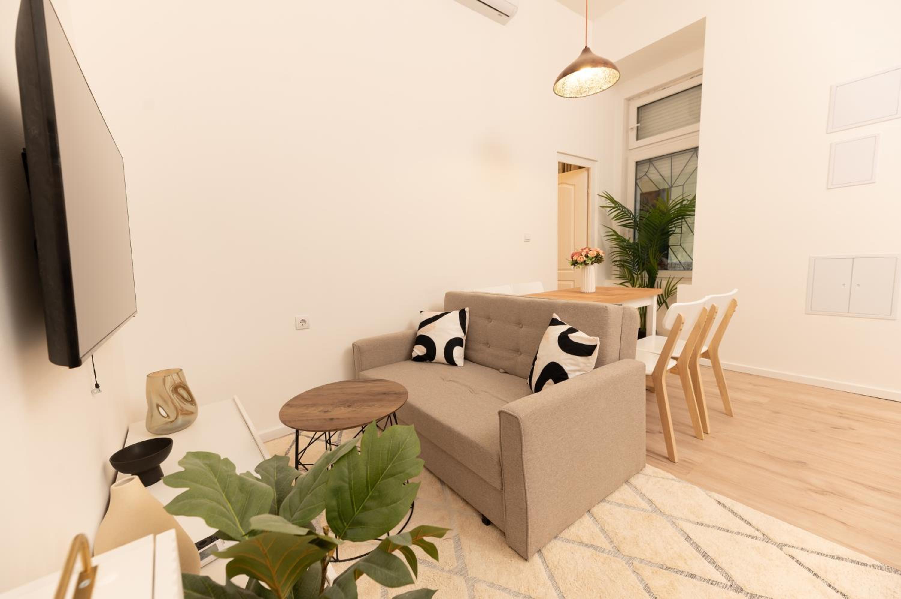Superior n' Cozy Mozsar 6 Suite in the Heart of Budapest view 4