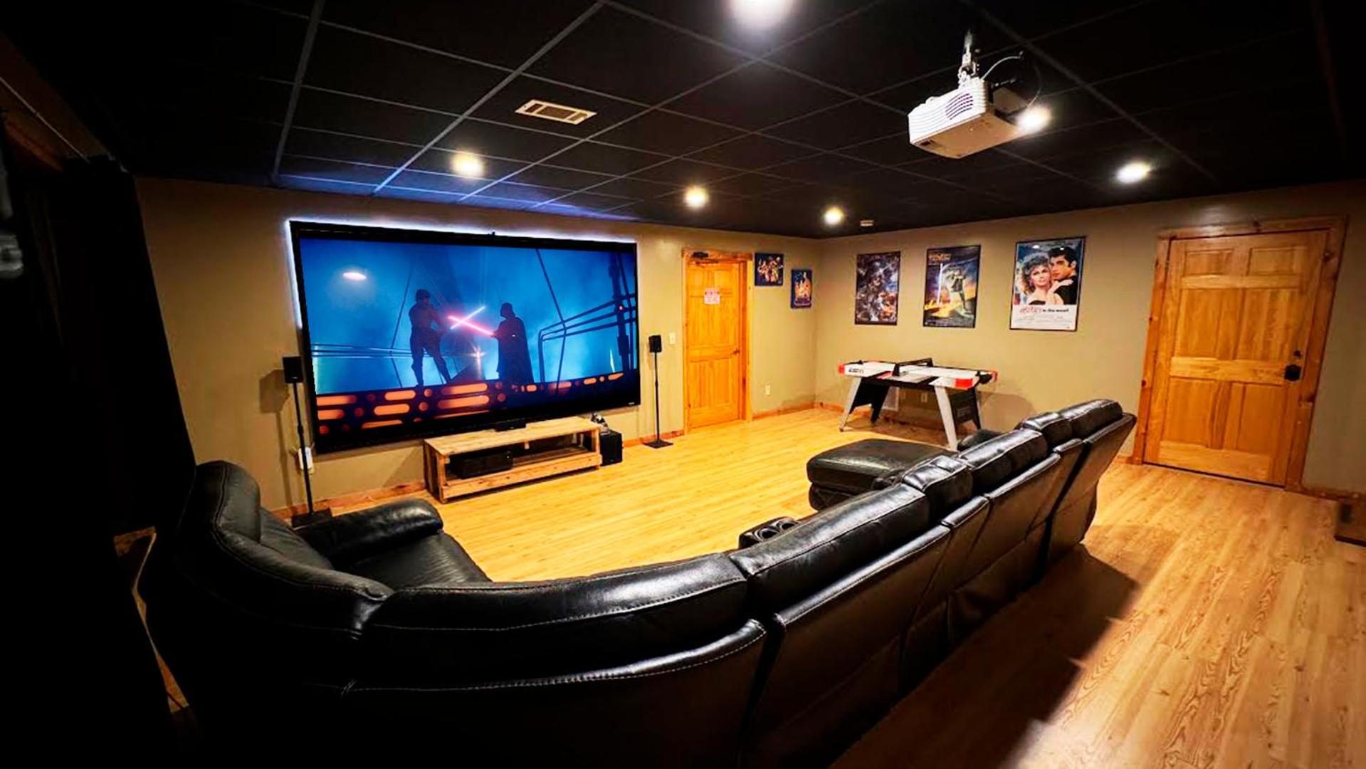 Luxury Cabin Hot Tub, Theater, Dog Run & Fire Pit