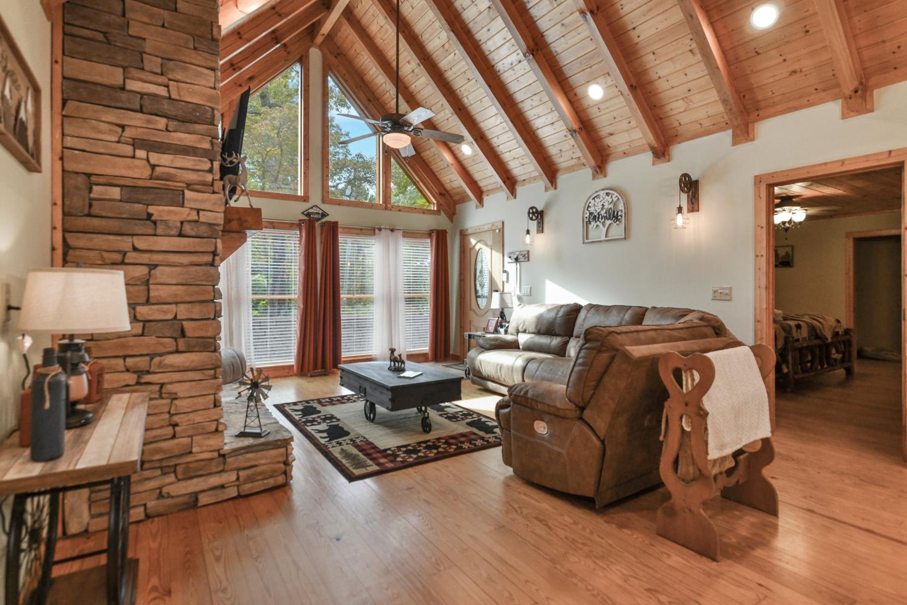 Luxury Cabin Hot Tub, Theater, Dog Run & Fire Pit