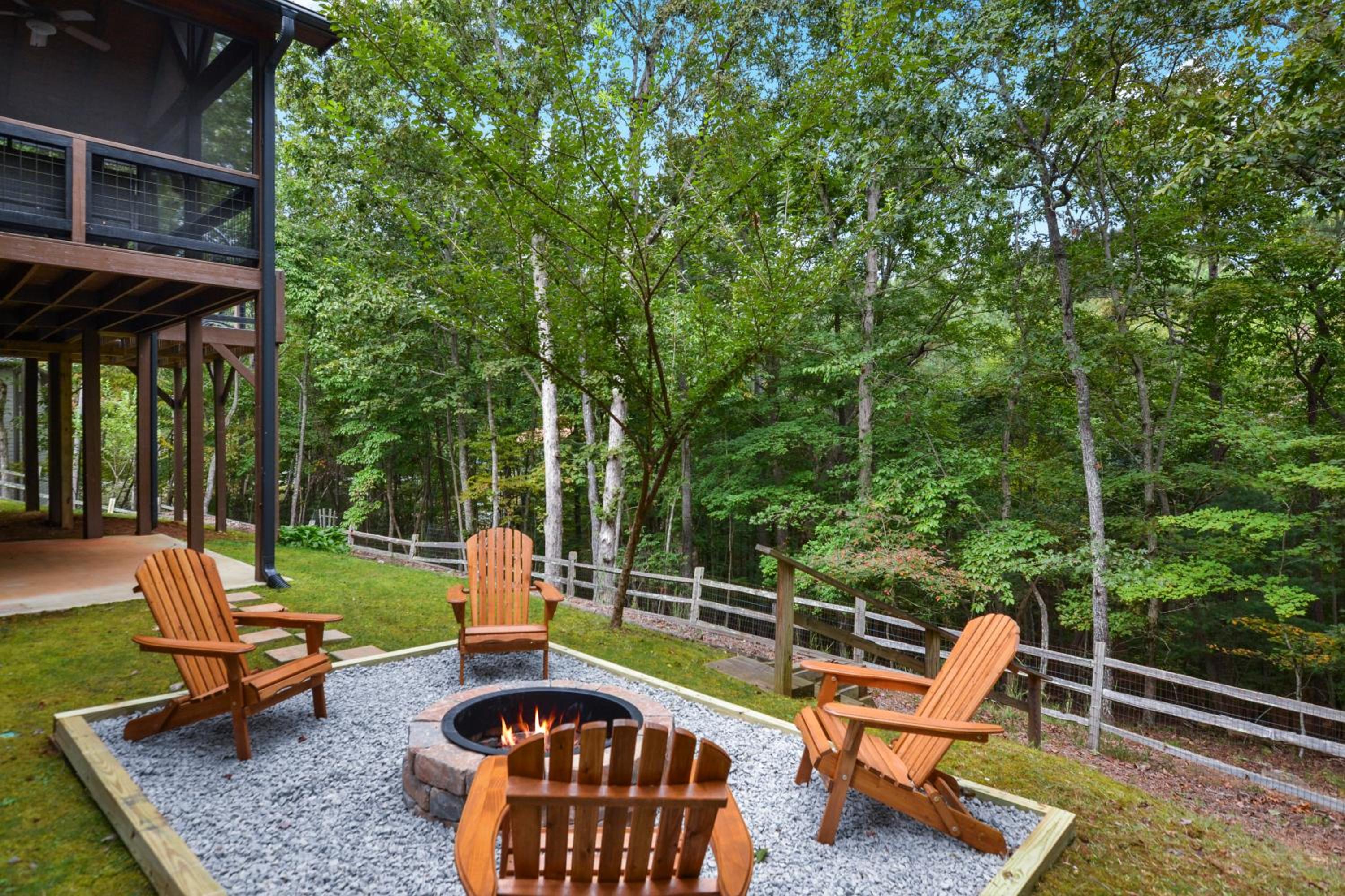 Luxury Cabin Hot Tub, Theater, Dog Run & Fire Pit