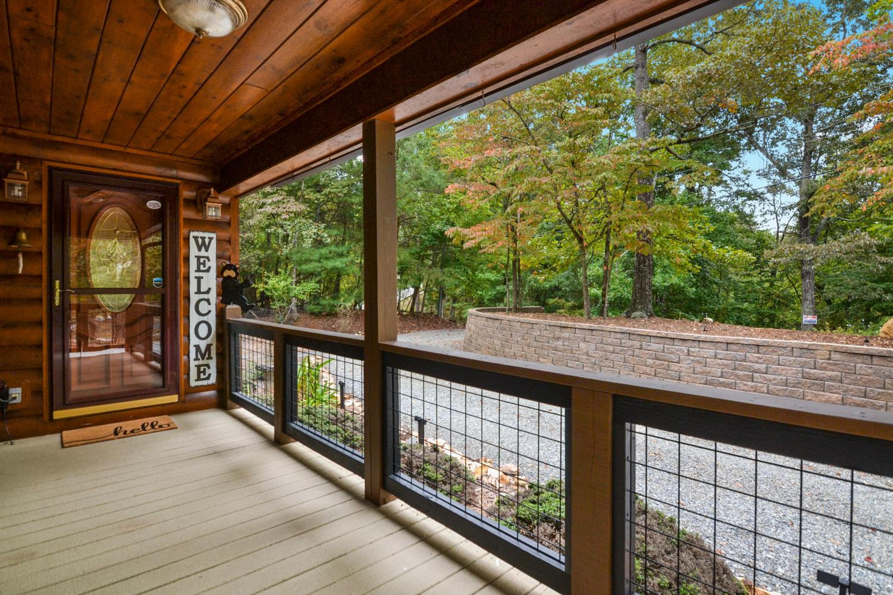 Luxury Cabin Hot Tub, Theater, Dog Run & Fire Pit