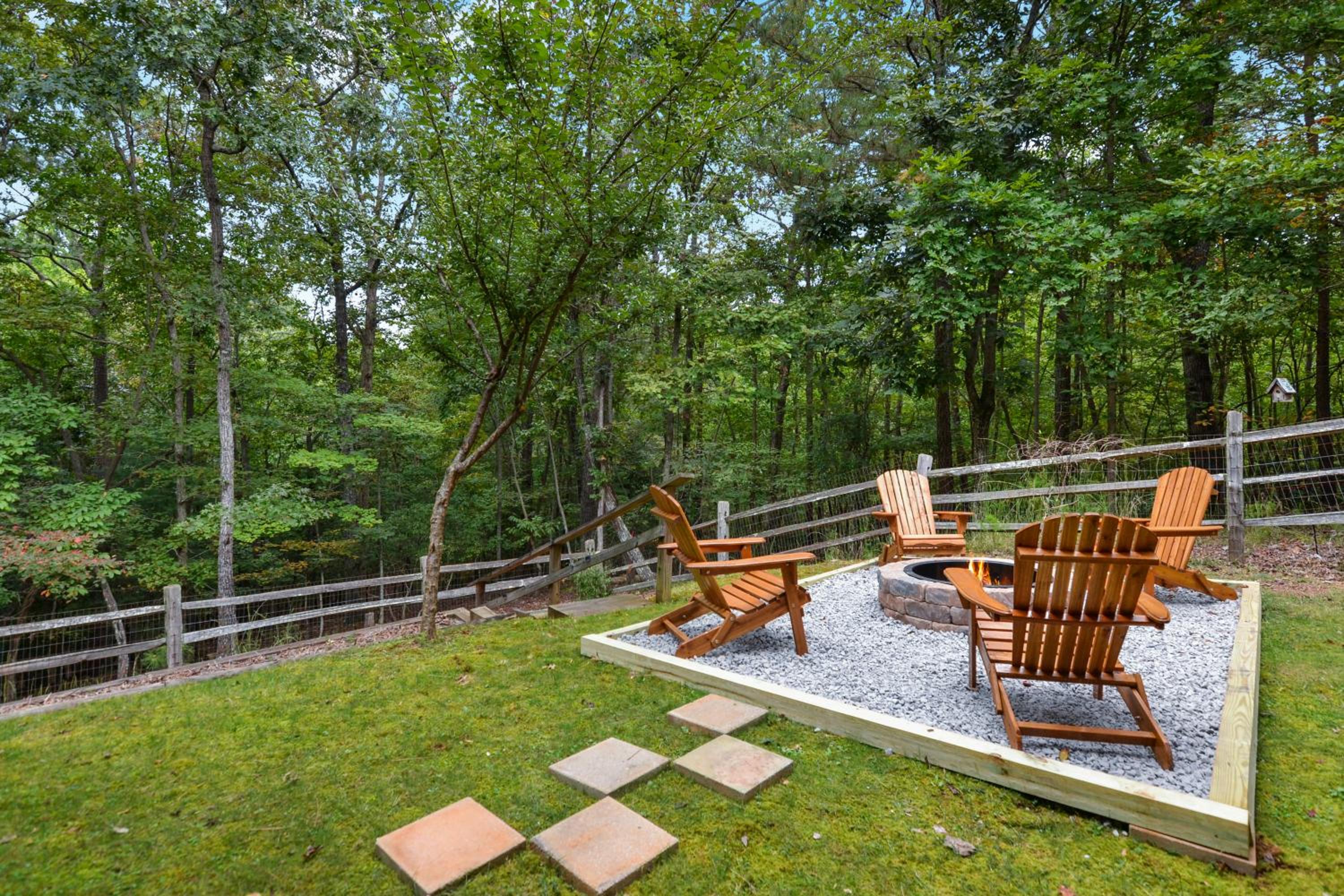 Luxury Cabin Hot Tub, Theater, Dog Run & Fire Pit