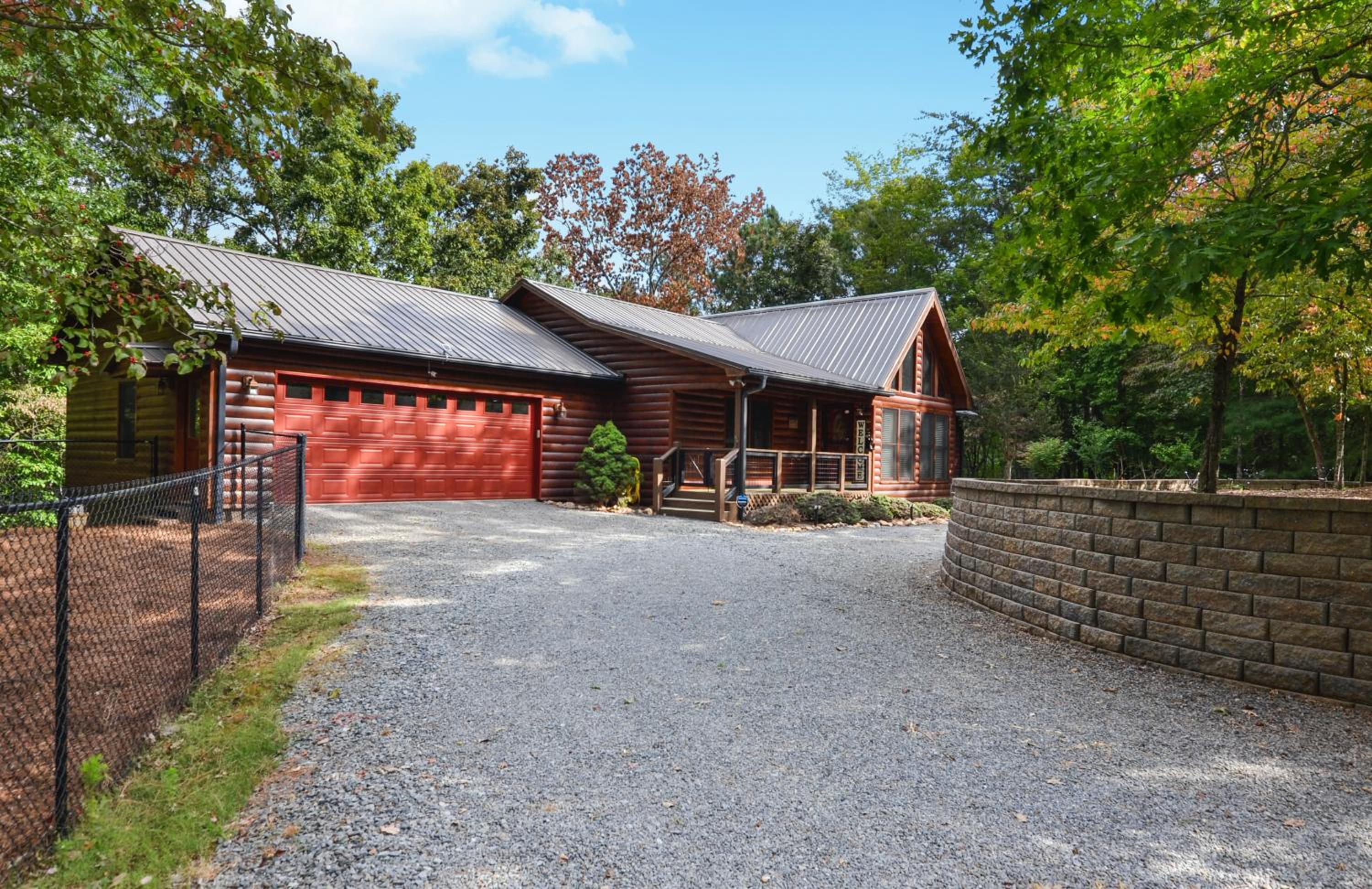 Luxury Cabin Hot Tub, Theater, Dog Run & Fire Pit