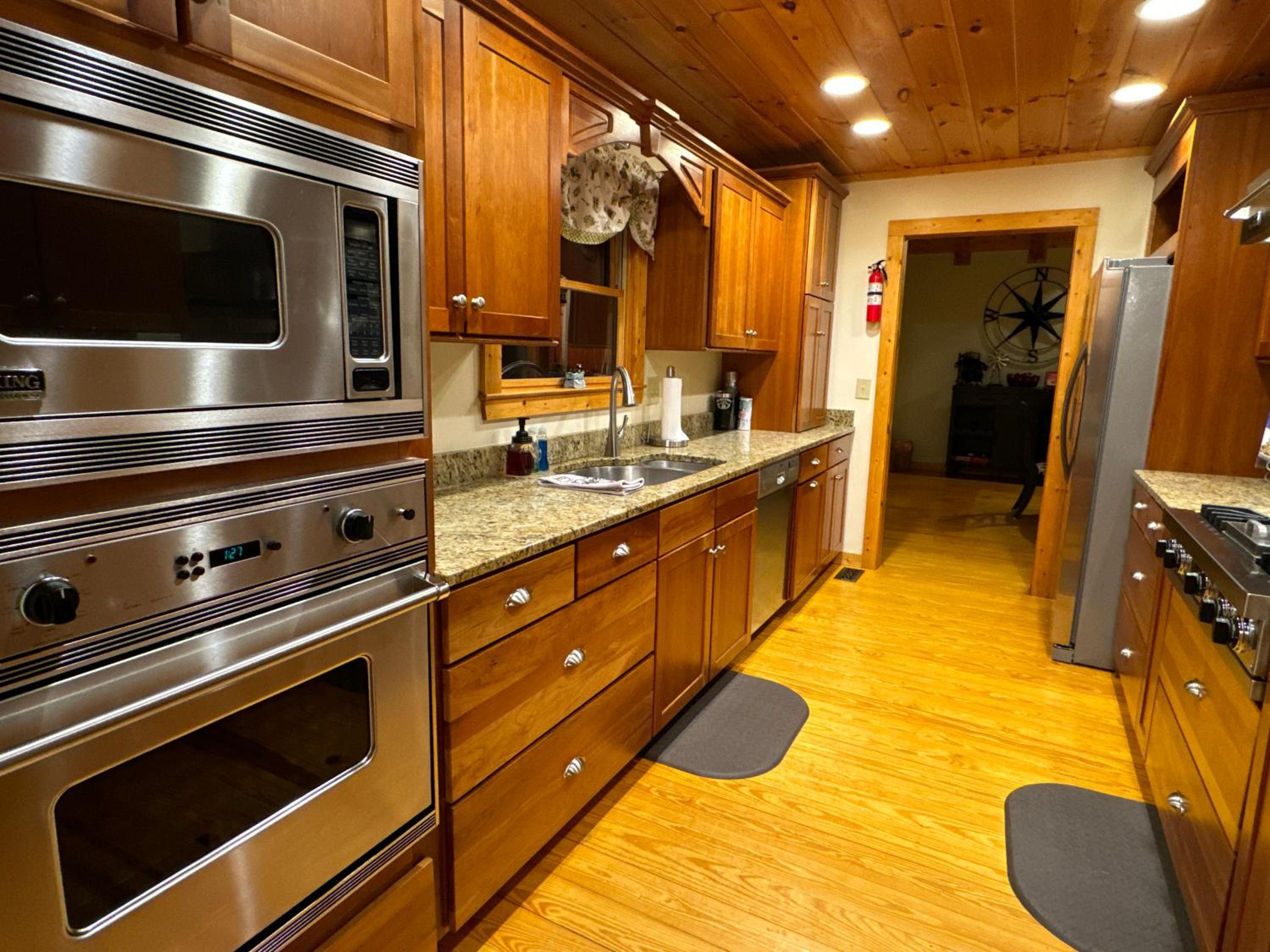 Luxury Cabin Hot Tub, Theater, Dog Run & Fire Pit