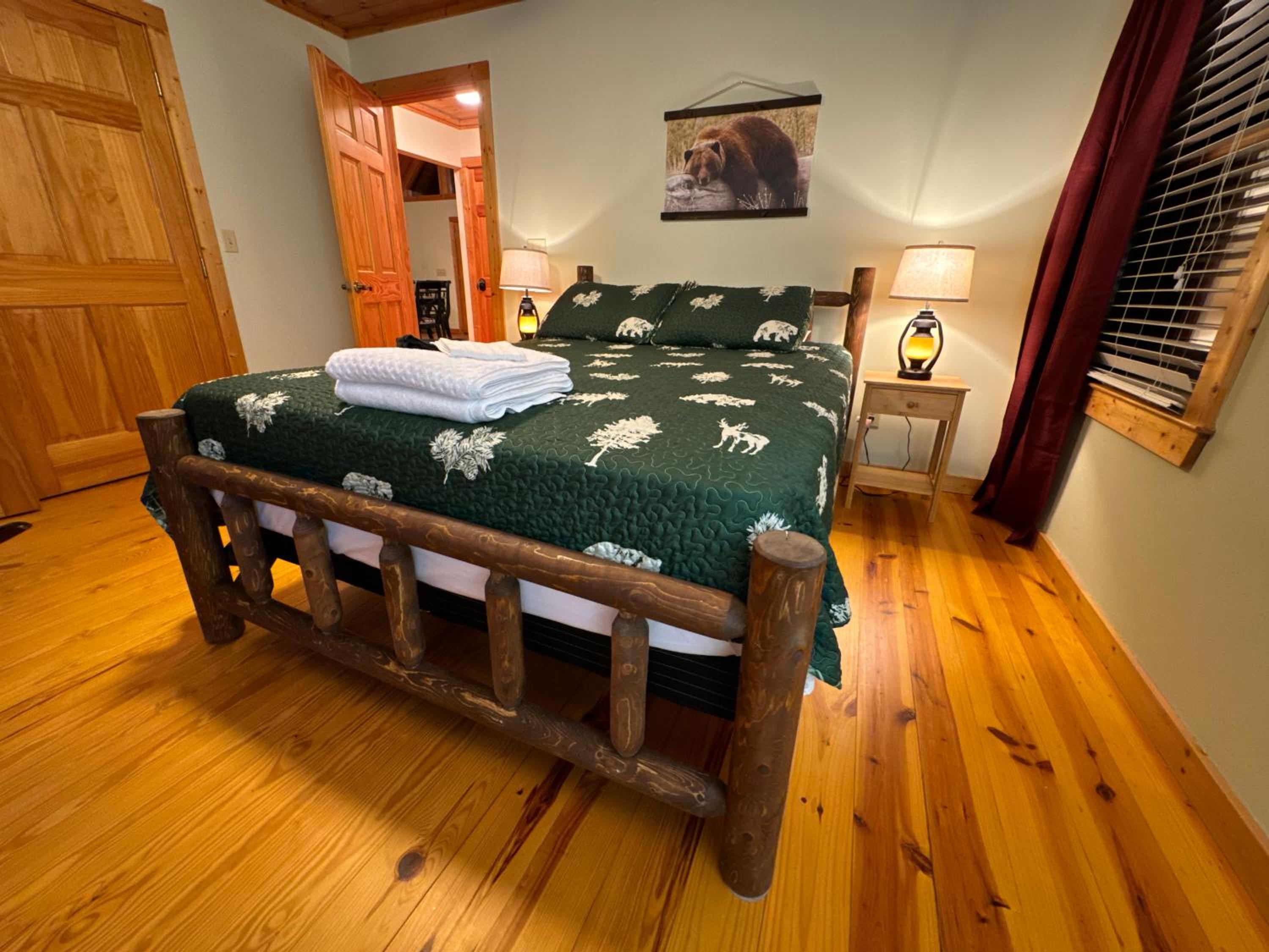 Luxury Cabin Hot Tub, Theater, Dog Run & Fire Pit